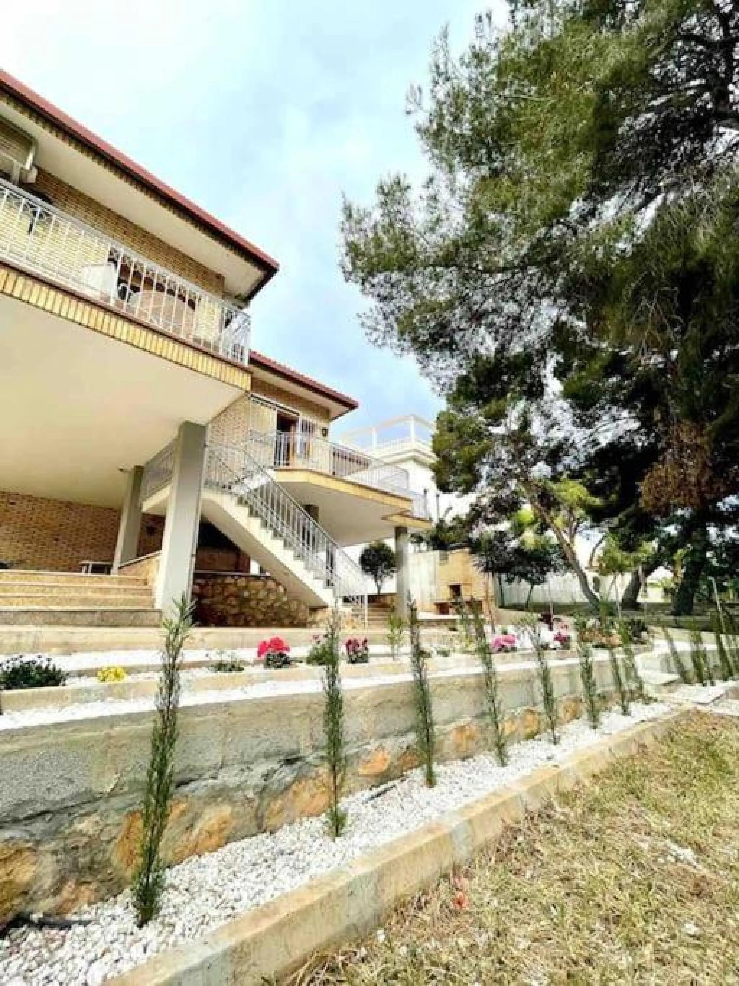 VILLA EN ORIHUELA COSTA A 500 METROS DE LA PLAYA. 4 DORM. 3 BAÑOS. PARCELA 1.145M2.