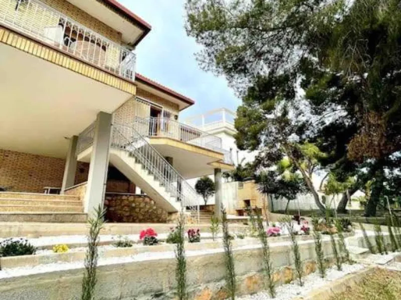 VILLA EN ORIHUELA COSTA A 500 METROS DE LA PLAYA. 4 DORM. 3 BAÑOS. PARCELA 1.145M2.