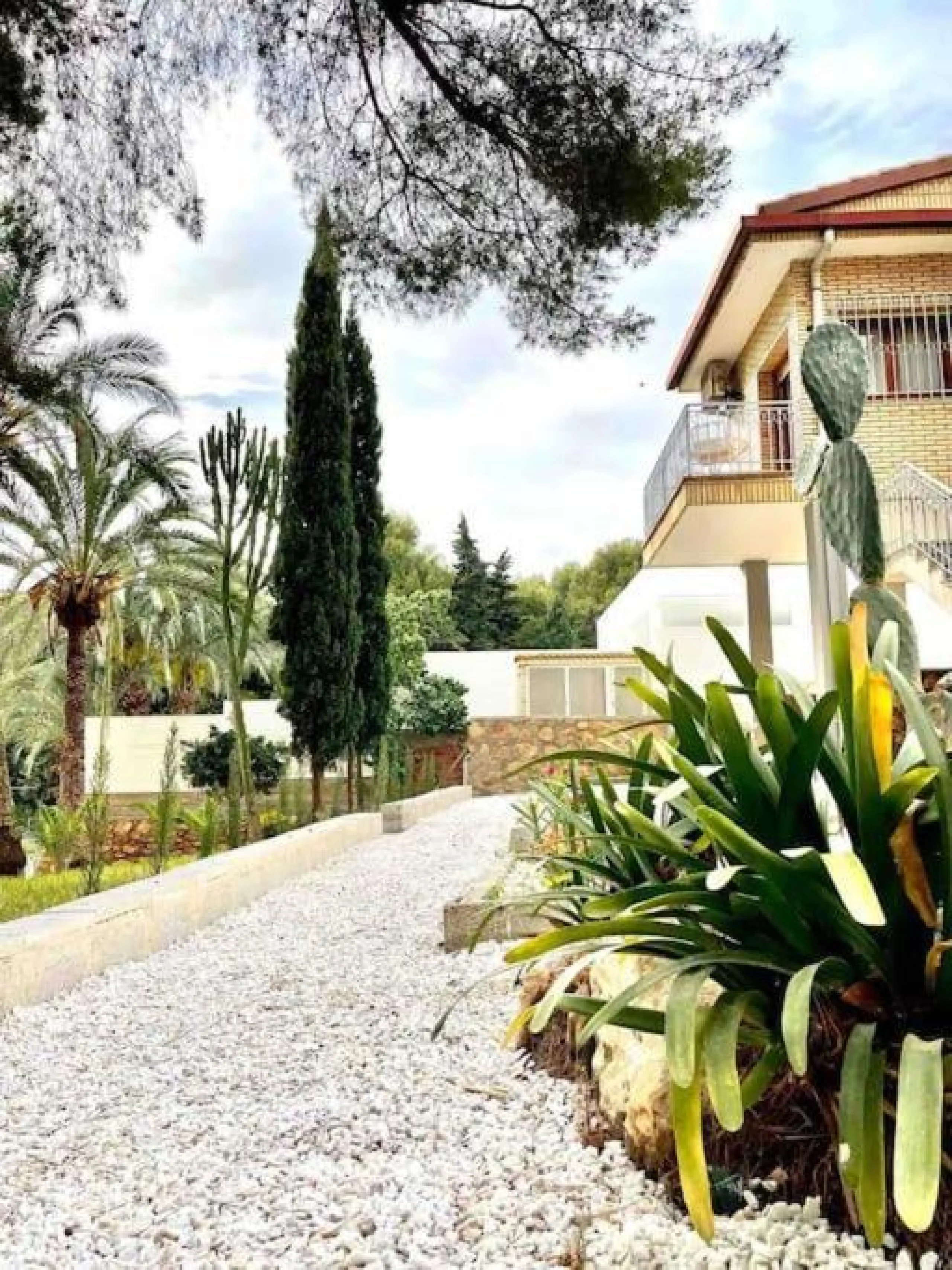 VILLA EN ORIHUELA COSTA A 500 METROS DE LA PLAYA. 4 DORM. 3 BAÑOS. PARCELA 1.145M2.