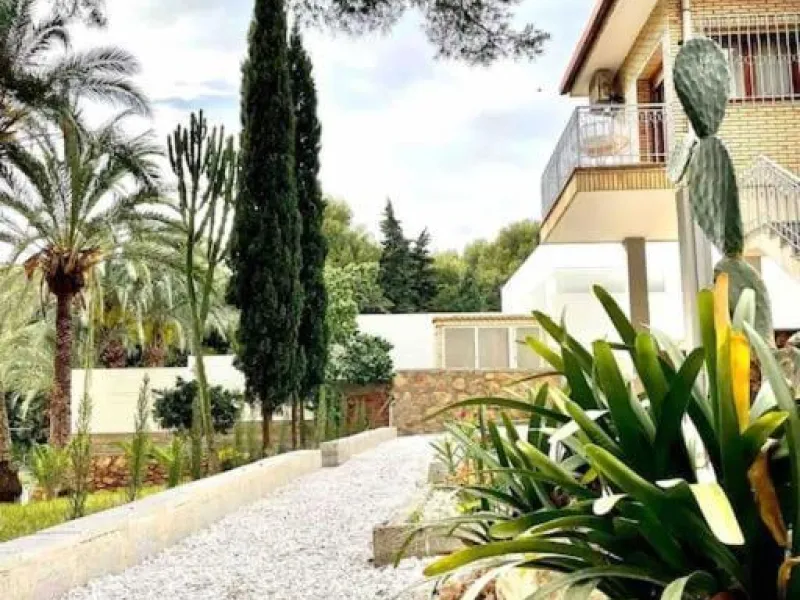 VILLA EN ORIHUELA COSTA A 500 METROS DE LA PLAYA. 4 DORM. 3 BAÑOS. PARCELA 1.145M2.