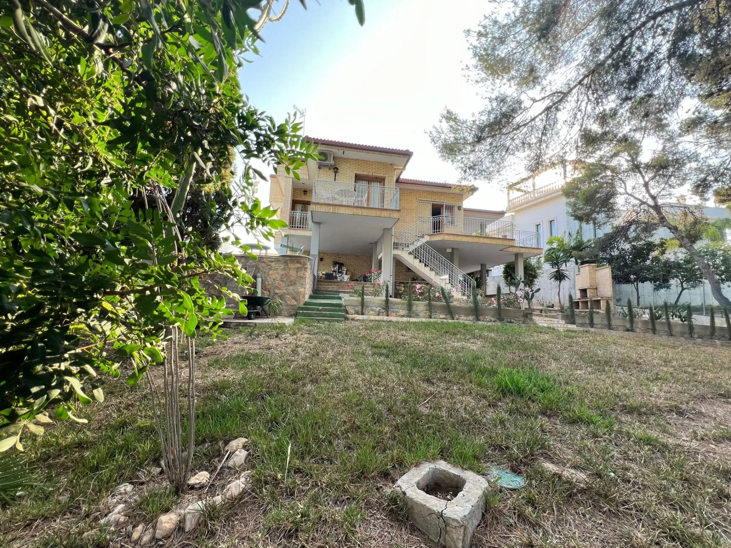VILLA EN ORIHUELA COSTA A 500 METROS DE LA PLAYA. 4 DORM. 3 BAÑOS. PARCELA 1.145M2.