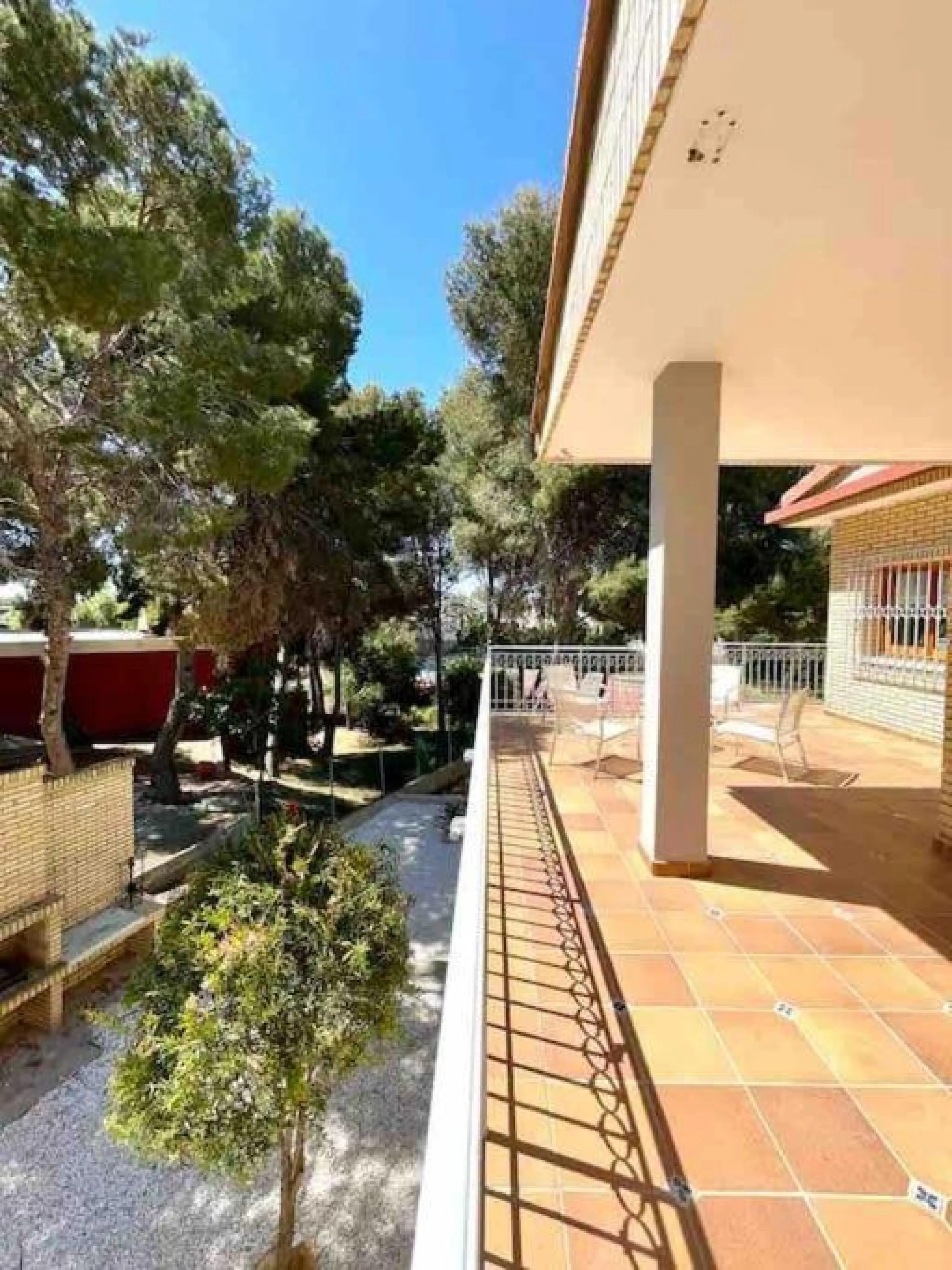 VILLA EN ORIHUELA COSTA A 500 METROS DE LA PLAYA. 4 DORM. 3 BAÑOS. PARCELA 1.145M2.