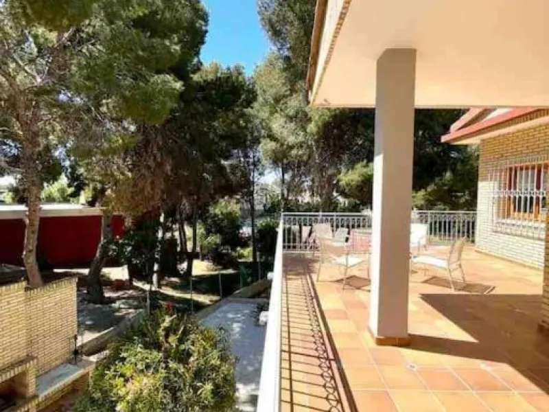 VILLA EN ORIHUELA COSTA A 500 METROS DE LA PLAYA. 4 DORM. 3 BAÑOS. PARCELA 1.145M2.