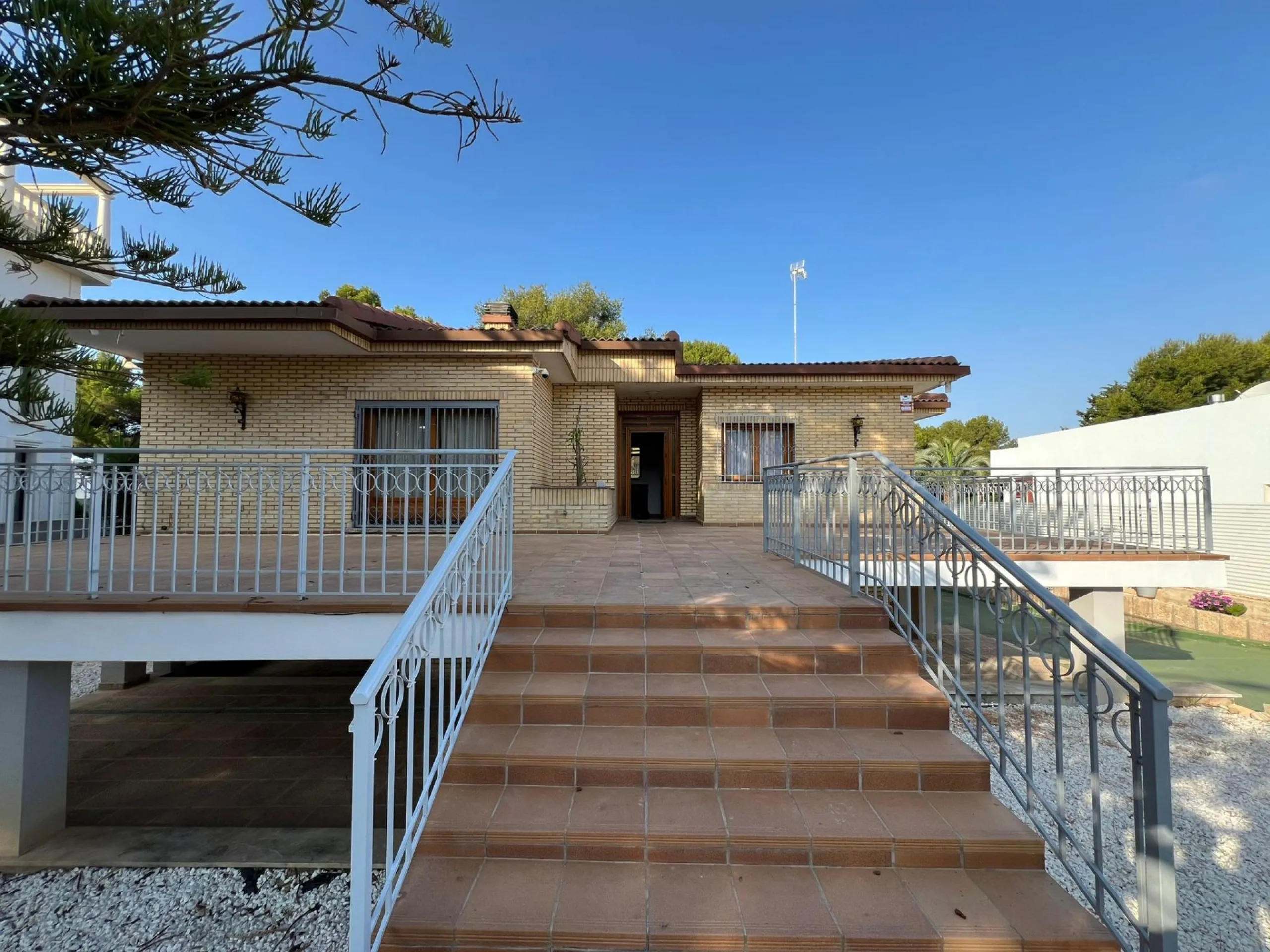 VILLA EN ORIHUELA COSTA A 500 METROS DE LA PLAYA. 4 DORM. 3 BAÑOS. PARCELA 1.145M2.