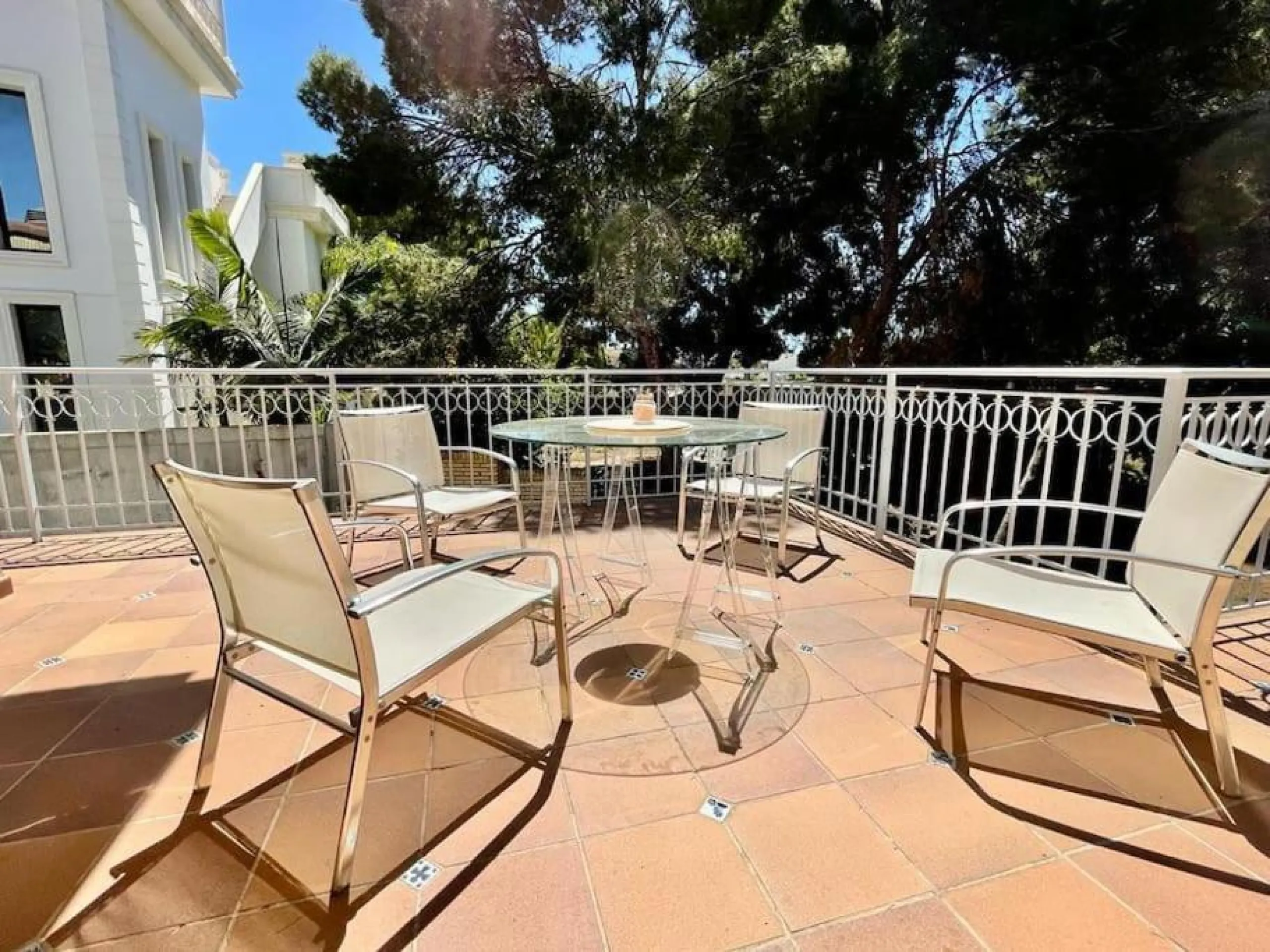 VILLA EN ORIHUELA COSTA A 500 METROS DE LA PLAYA. 4 DORM. 3 BAÑOS. PARCELA 1.145M2.
