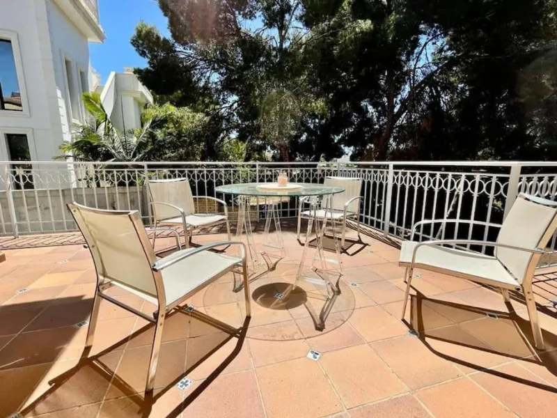 VILLA EN ORIHUELA COSTA A 500 METROS DE LA PLAYA. 4 DORM. 3 BAÑOS. PARCELA 1.145M2.
