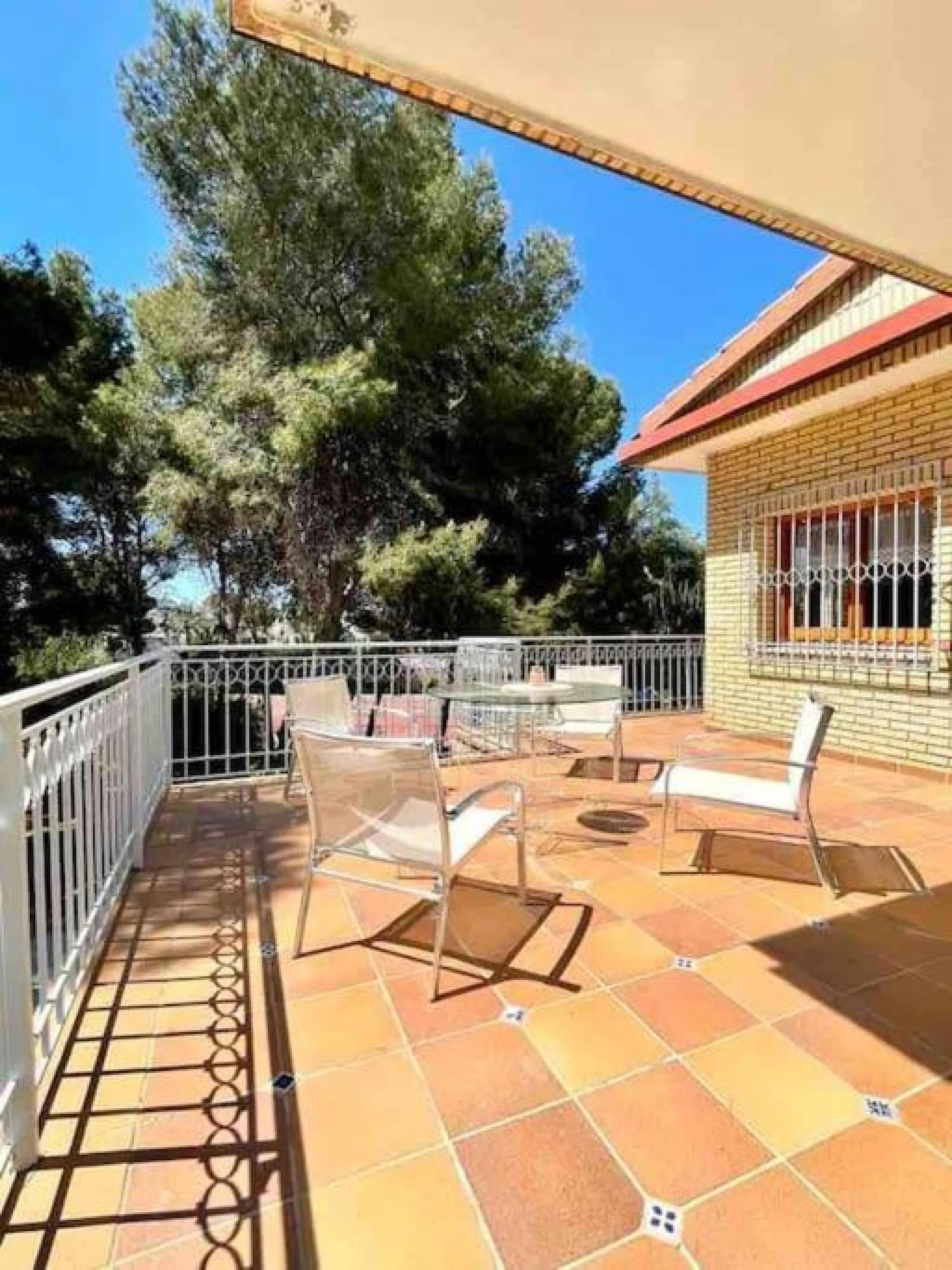 VILLA EN ORIHUELA COSTA A 500 METROS DE LA PLAYA. 4 DORM. 3 BAÑOS. PARCELA 1.145M2.