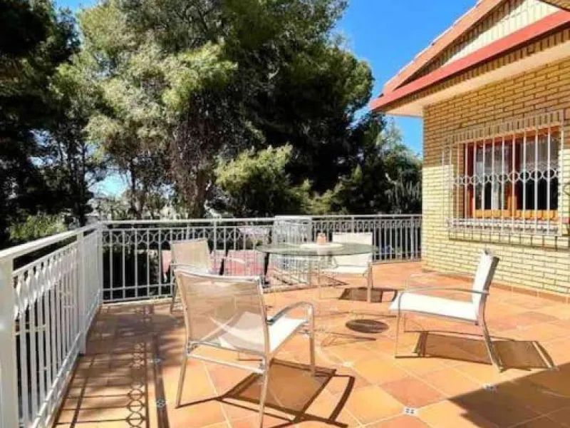 VILLA EN ORIHUELA COSTA A 500 METROS DE LA PLAYA. 4 DORM. 3 BAÑOS. PARCELA 1.145M2.