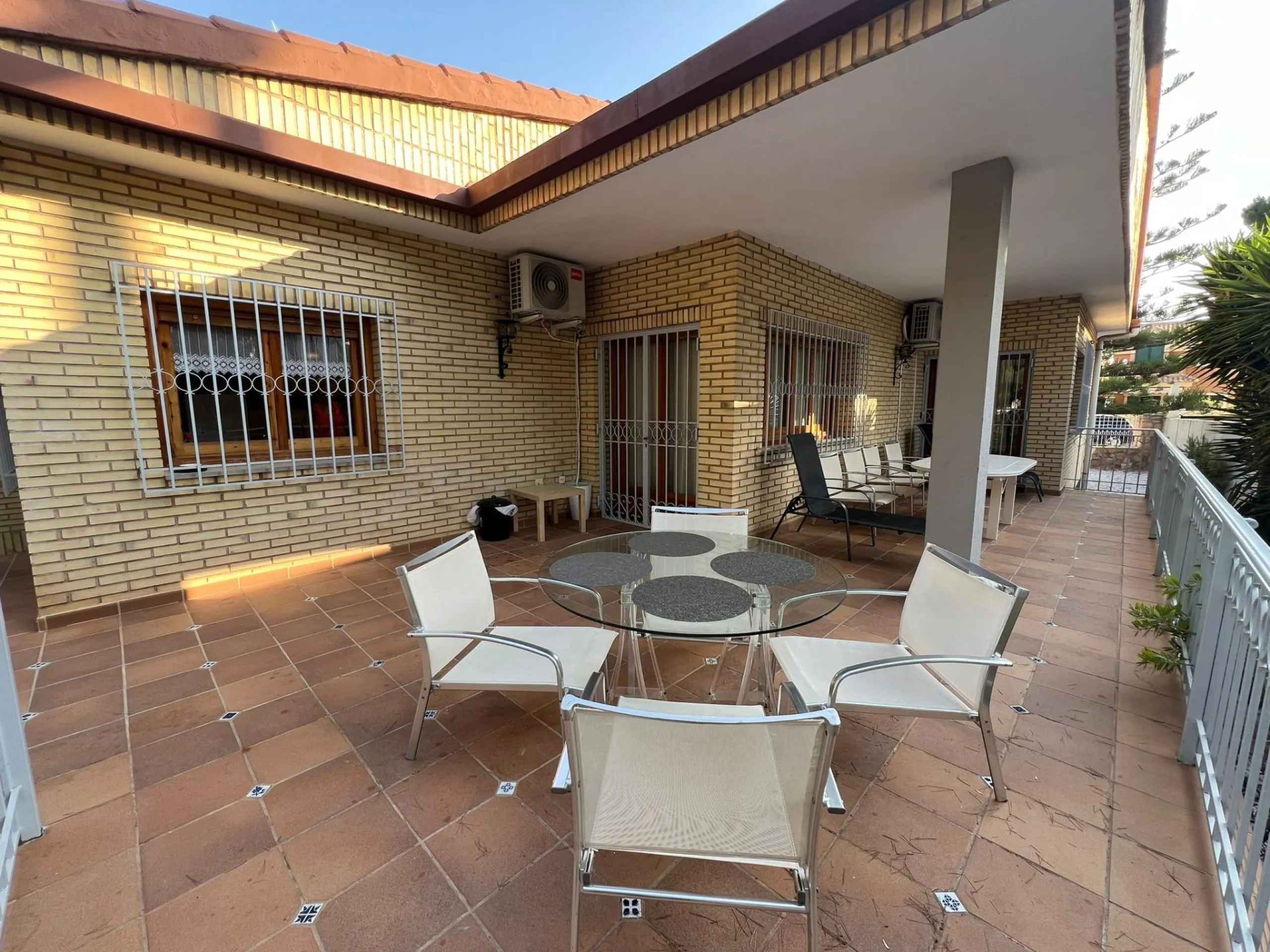 VILLA EN ORIHUELA COSTA A 500 METROS DE LA PLAYA. 4 DORM. 3 BAÑOS. PARCELA 1.145M2.