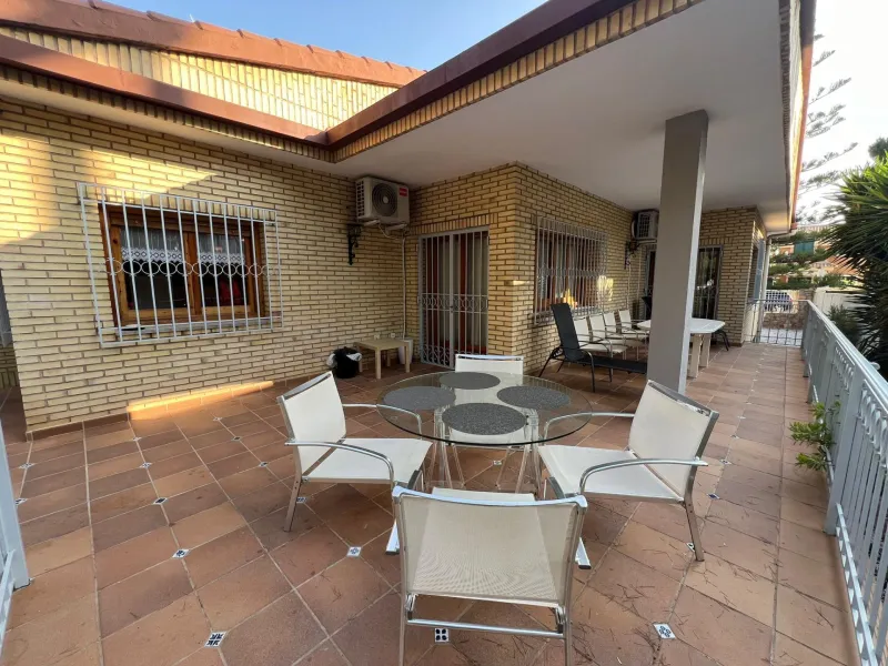 VILLA EN ORIHUELA COSTA A 500 METROS DE LA PLAYA. 4 DORM. 3 BAÑOS. PARCELA 1.145M2.