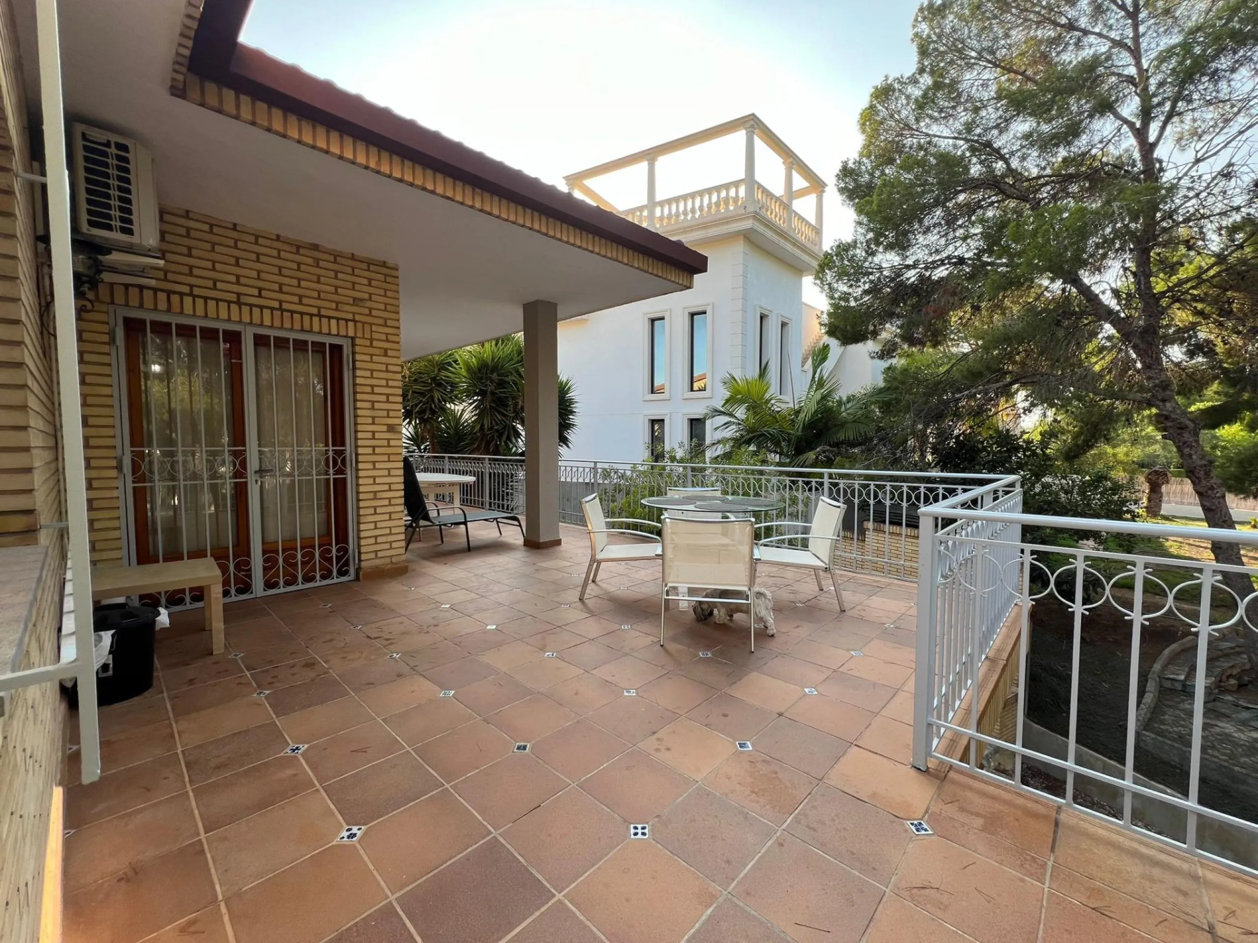 VILLA EN ORIHUELA COSTA A 500 METROS DE LA PLAYA. 4 DORM. 3 BAÑOS. PARCELA 1.145M2.