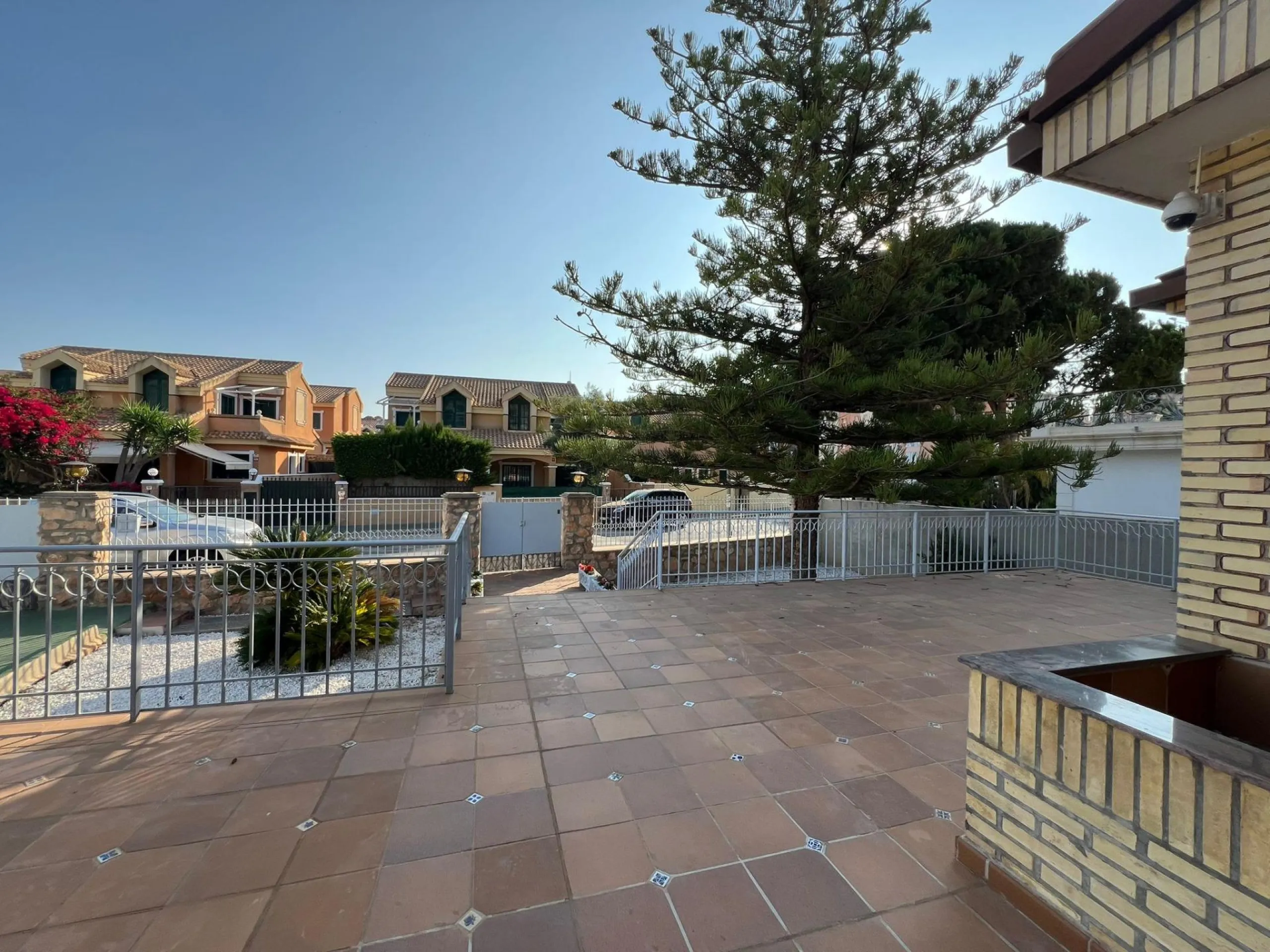 VILLA EN ORIHUELA COSTA A 500 METROS DE LA PLAYA. 4 DORM. 3 BAÑOS. PARCELA 1.145M2.