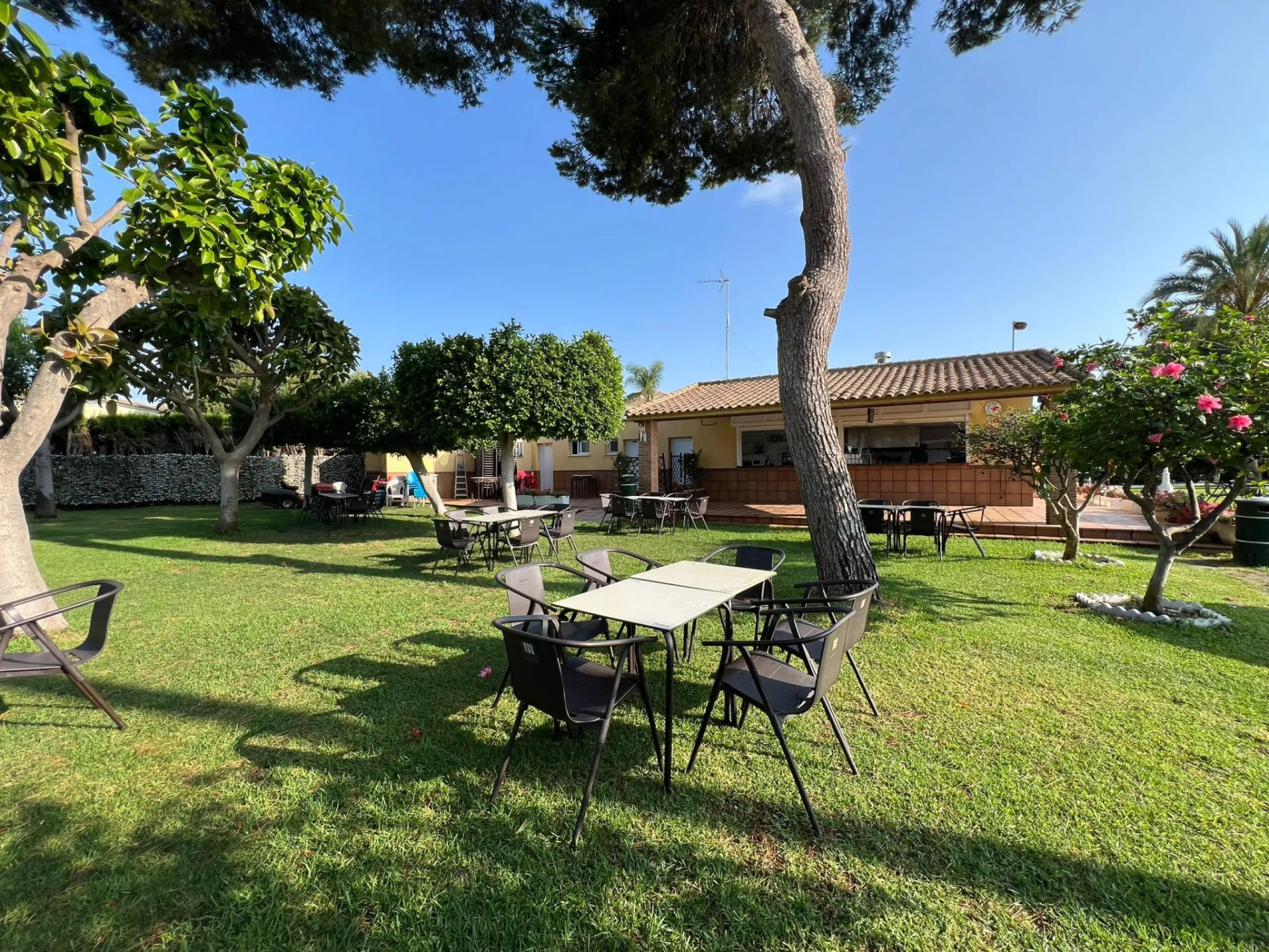 VILLA EN ORIHUELA COSTA A 500 METROS DE LA PLAYA. 4 DORM. 3 BAÑOS. PARCELA 1.145M2.