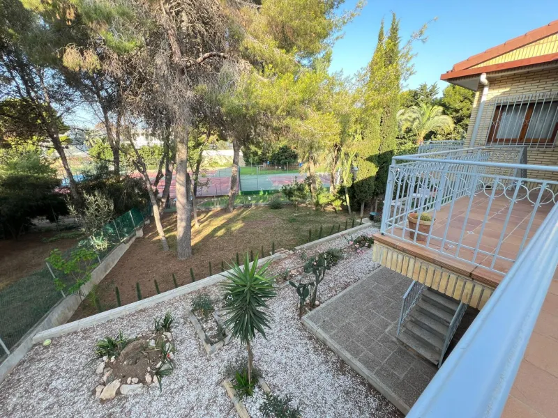 VILLA EN ORIHUELA COSTA A 500 METROS DE LA PLAYA. 4 DORM. 3 BAÑOS. PARCELA 1.145M2.
