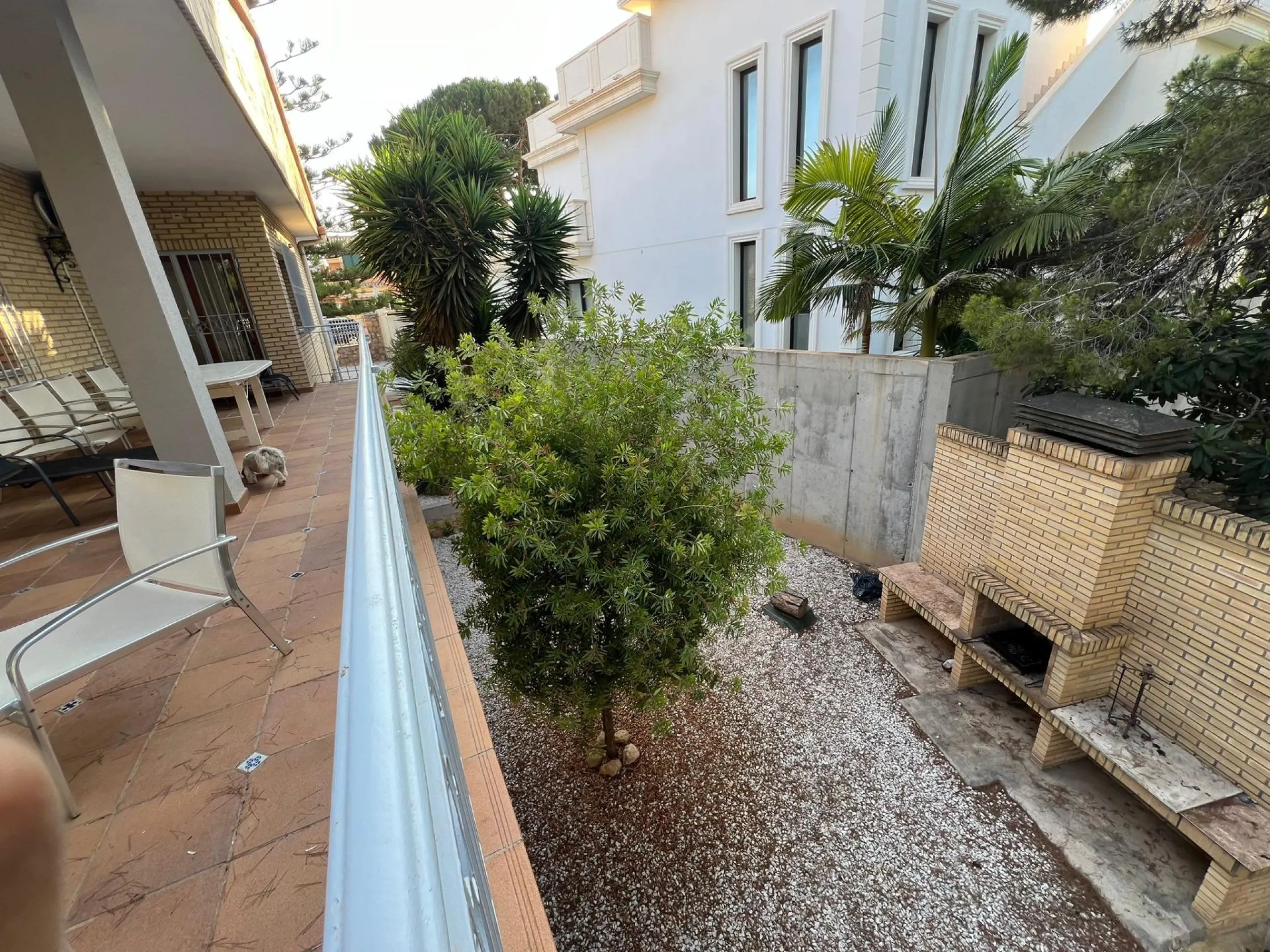 VILLA EN ORIHUELA COSTA A 500 METROS DE LA PLAYA. 4 DORM. 3 BAÑOS. PARCELA 1.145M2.