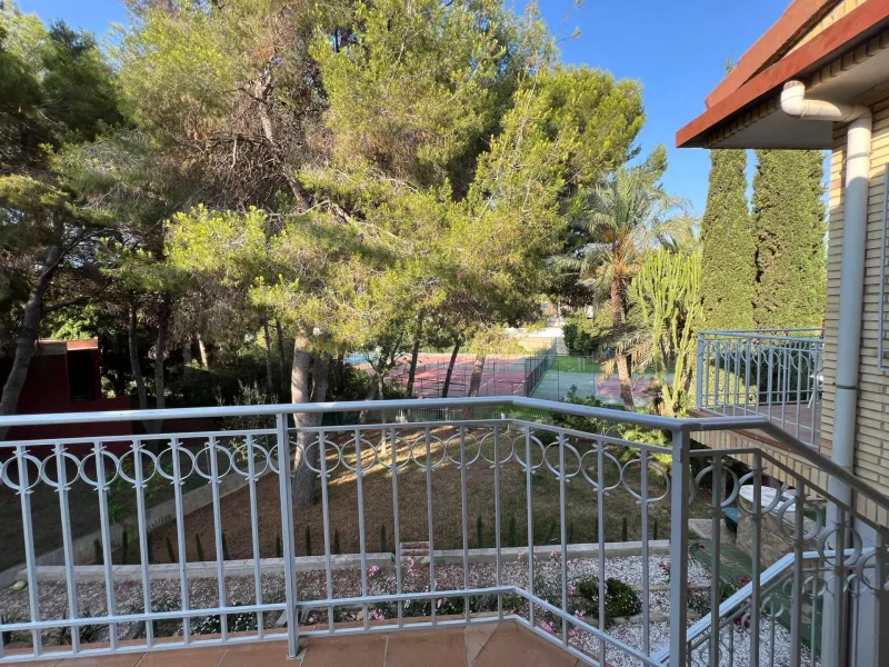 VILLA EN ORIHUELA COSTA A 500 METROS DE LA PLAYA. 4 DORM. 3 BAÑOS. PARCELA 1.145M2.