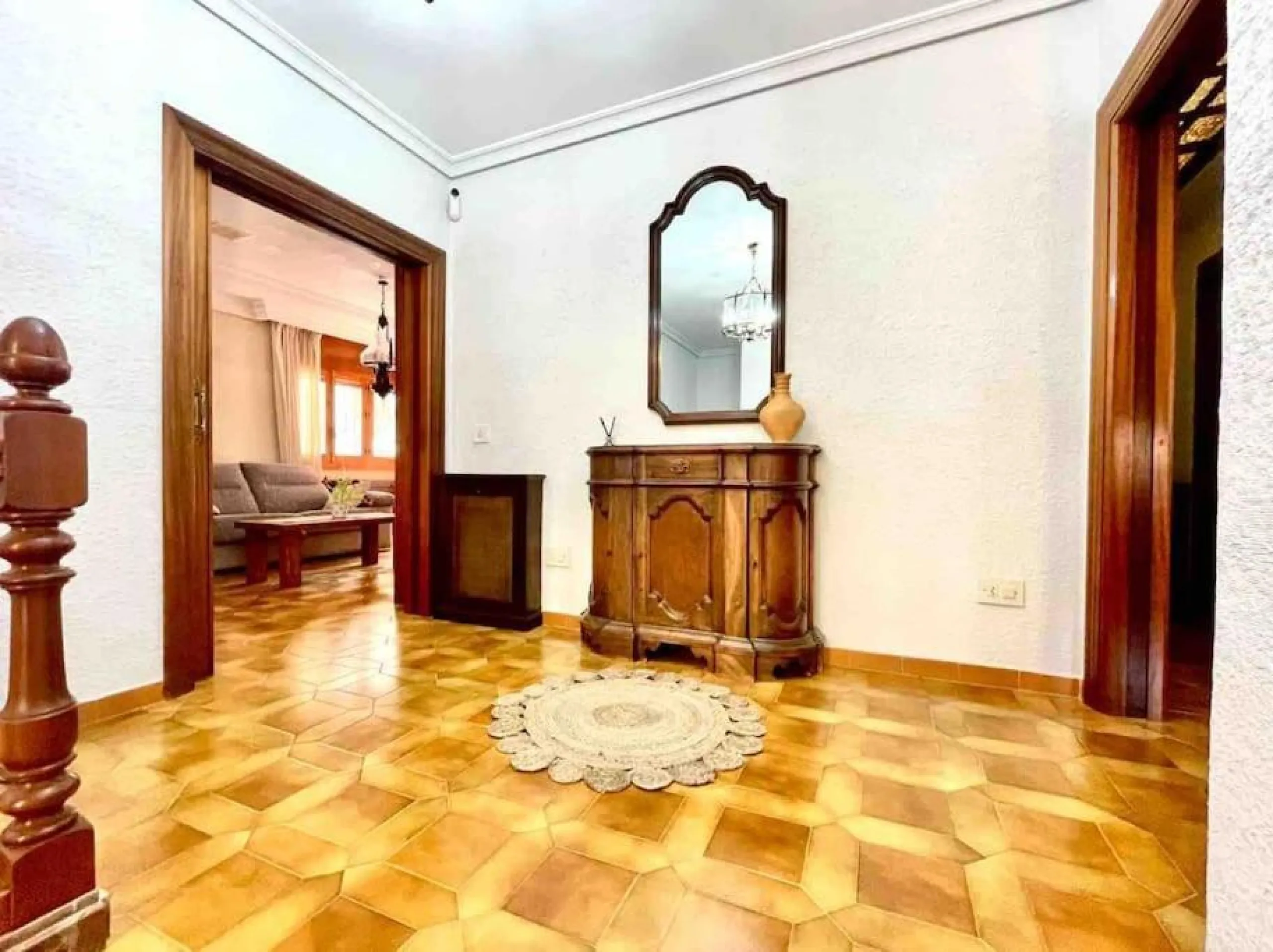 VILLA EN ORIHUELA COSTA A 500 METROS DE LA PLAYA. 4 DORM. 3 BAÑOS. PARCELA 1.145M2.