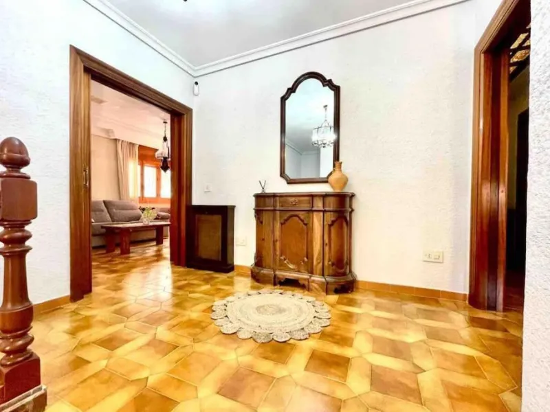 VILLA EN ORIHUELA COSTA A 500 METROS DE LA PLAYA. 4 DORM. 3 BAÑOS. PARCELA 1.145M2.