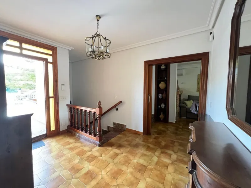 VILLA EN ORIHUELA COSTA A 500 METROS DE LA PLAYA. 4 DORM. 3 BAÑOS. PARCELA 1.145M2.