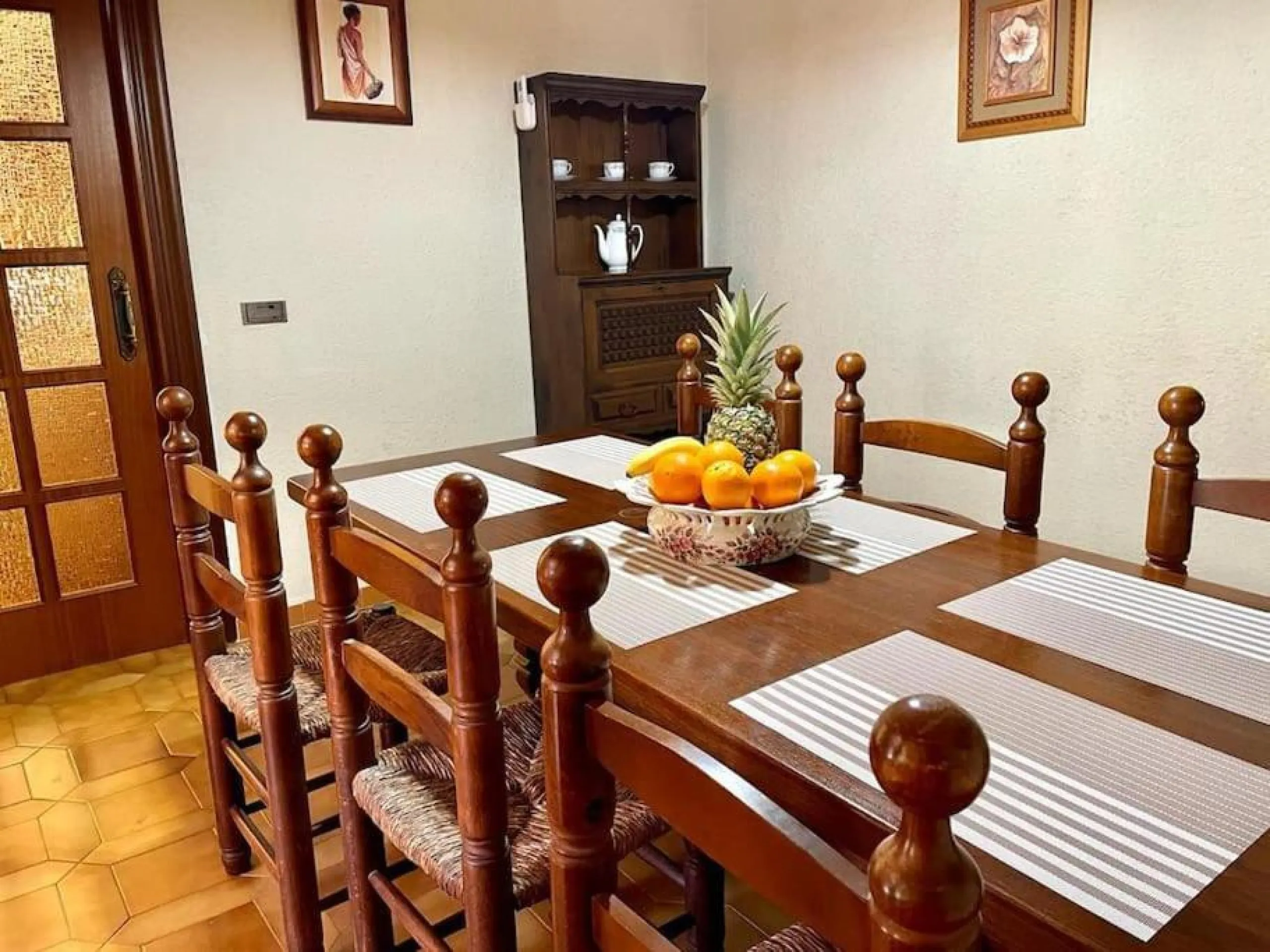 VILLA EN ORIHUELA COSTA A 500 METROS DE LA PLAYA. 4 DORM. 3 BAÑOS. PARCELA 1.145M2.