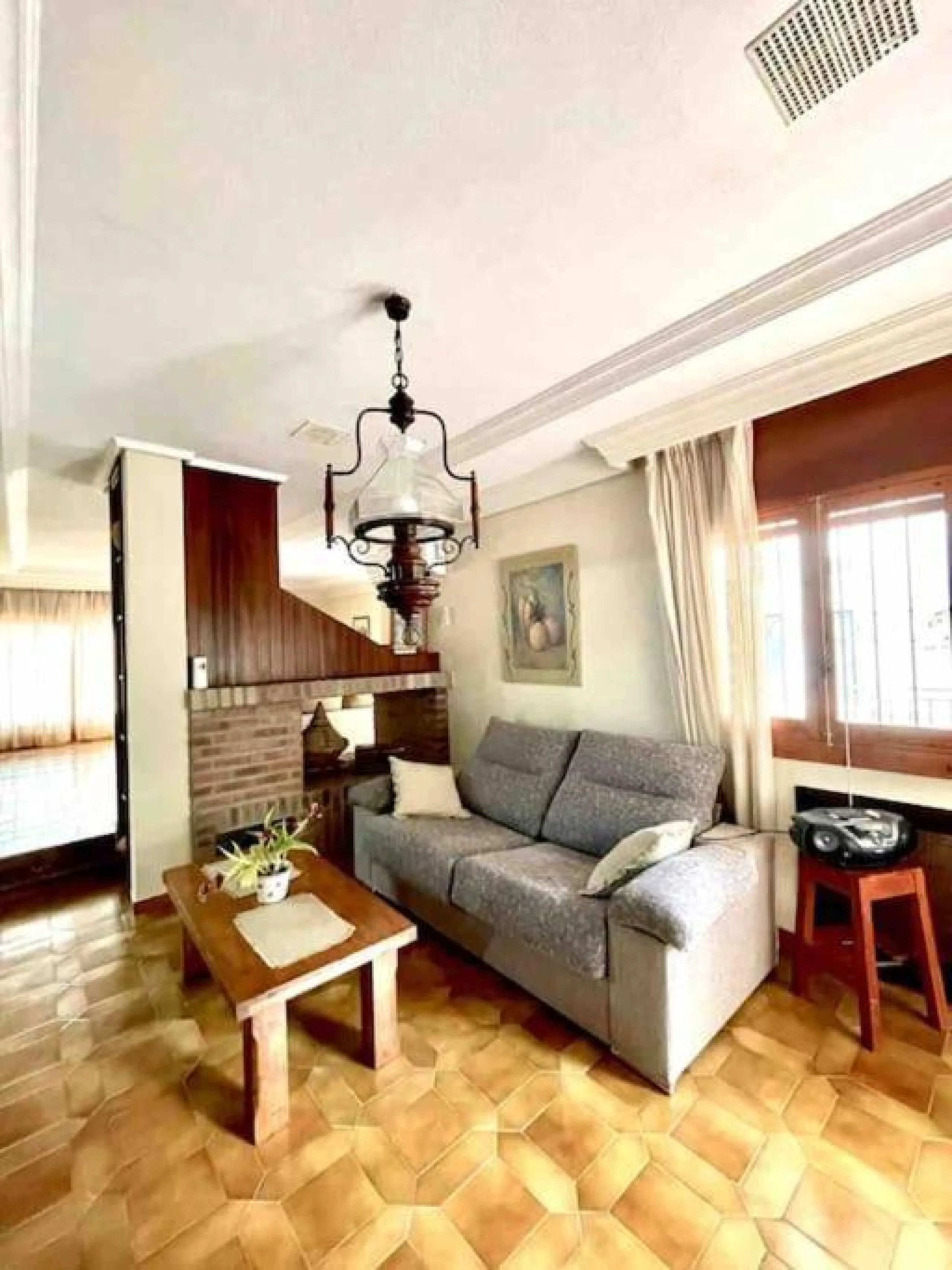 VILLA EN ORIHUELA COSTA A 500 METROS DE LA PLAYA. 4 DORM. 3 BAÑOS. PARCELA 1.145M2.