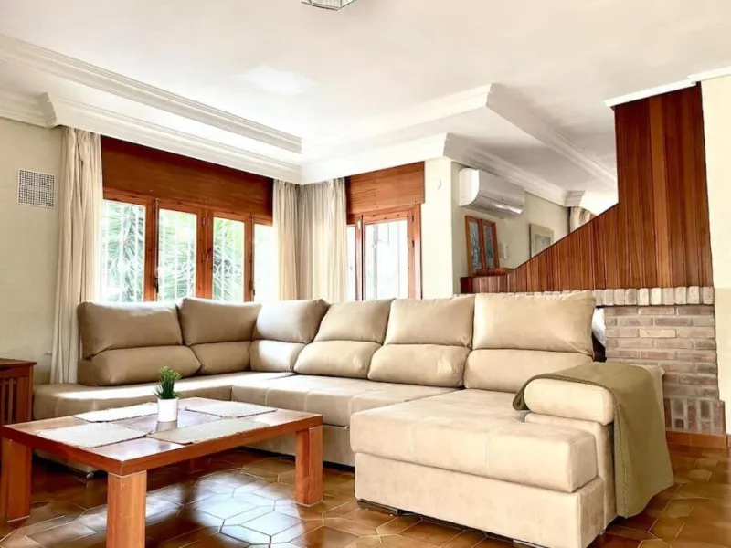 VILLA EN ORIHUELA COSTA A 500 METROS DE LA PLAYA. 4 DORM. 3 BAÑOS. PARCELA 1.145M2.