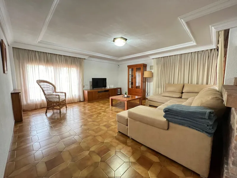VILLA EN ORIHUELA COSTA A 500 METROS DE LA PLAYA. 4 DORM. 3 BAÑOS. PARCELA 1.145M2.