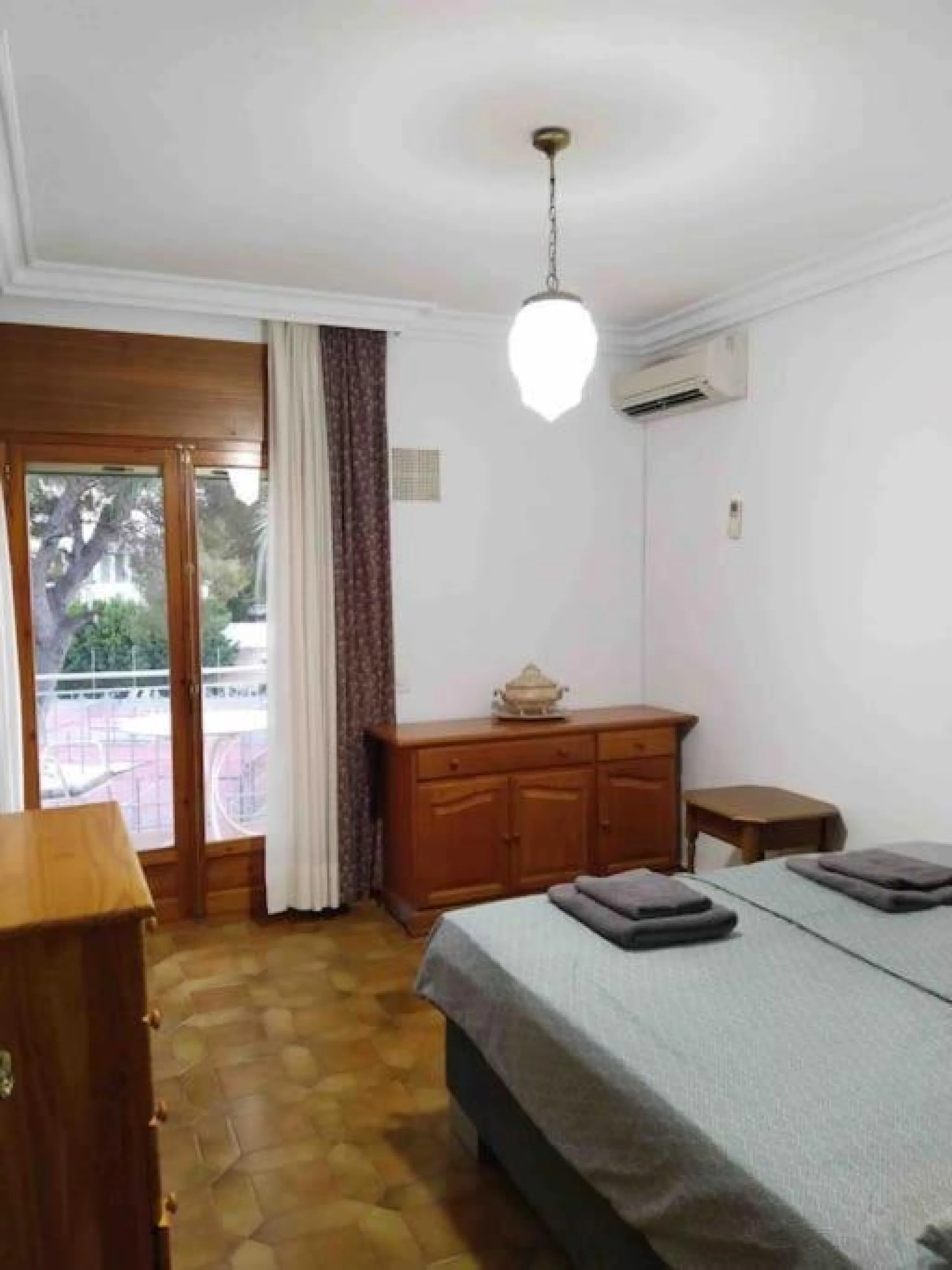 VILLA EN ORIHUELA COSTA A 500 METROS DE LA PLAYA. 4 DORM. 3 BAÑOS. PARCELA 1.145M2.