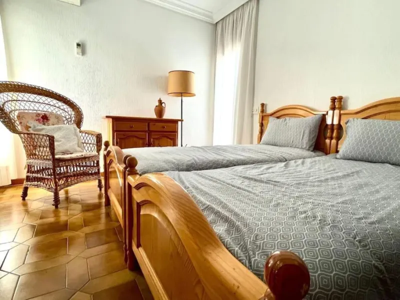 VILLA EN ORIHUELA COSTA A 500 METROS DE LA PLAYA. 4 DORM. 3 BAÑOS. PARCELA 1.145M2.