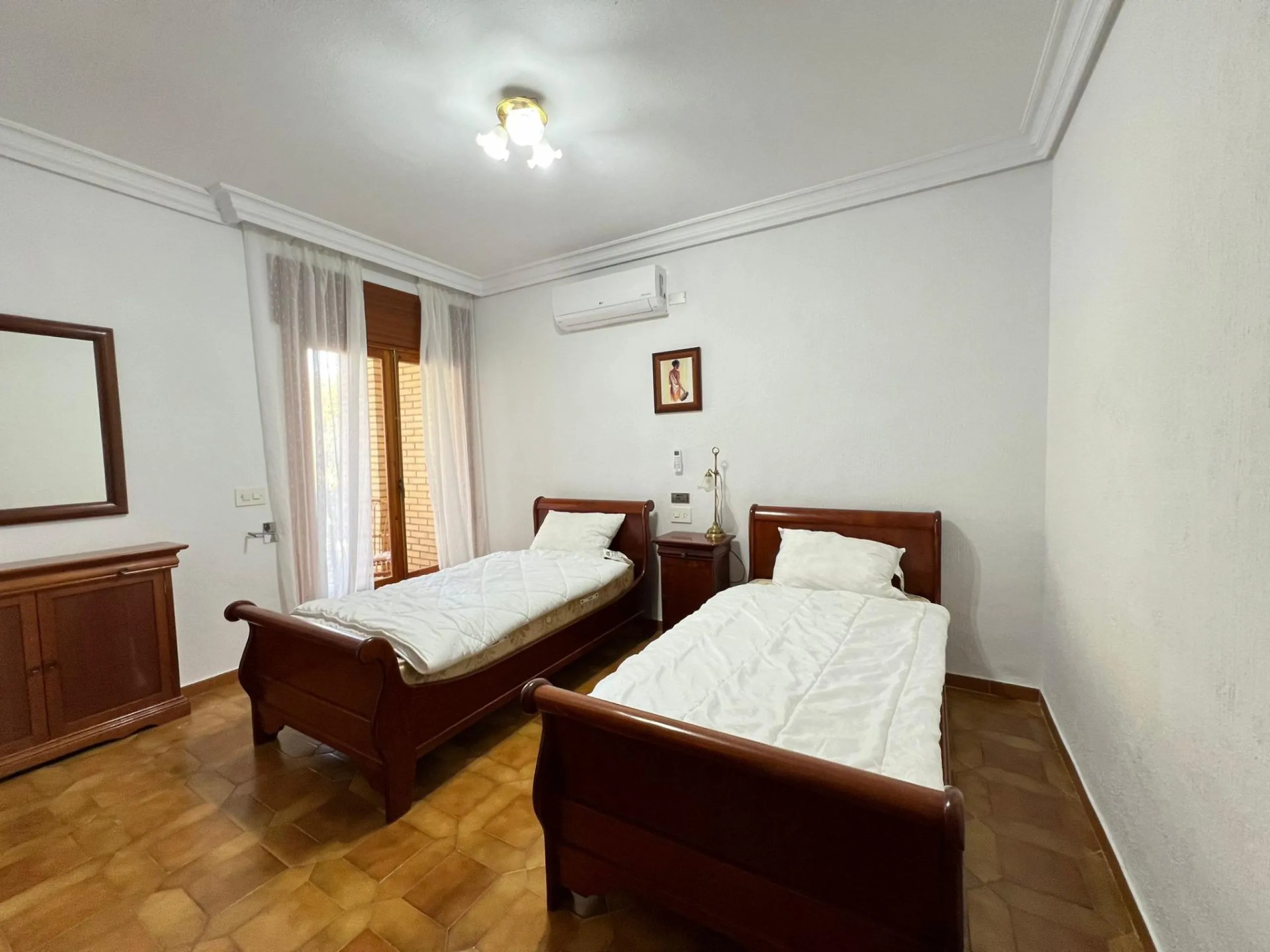 VILLA EN ORIHUELA COSTA A 500 METROS DE LA PLAYA. 4 DORM. 3 BAÑOS. PARCELA 1.145M2.