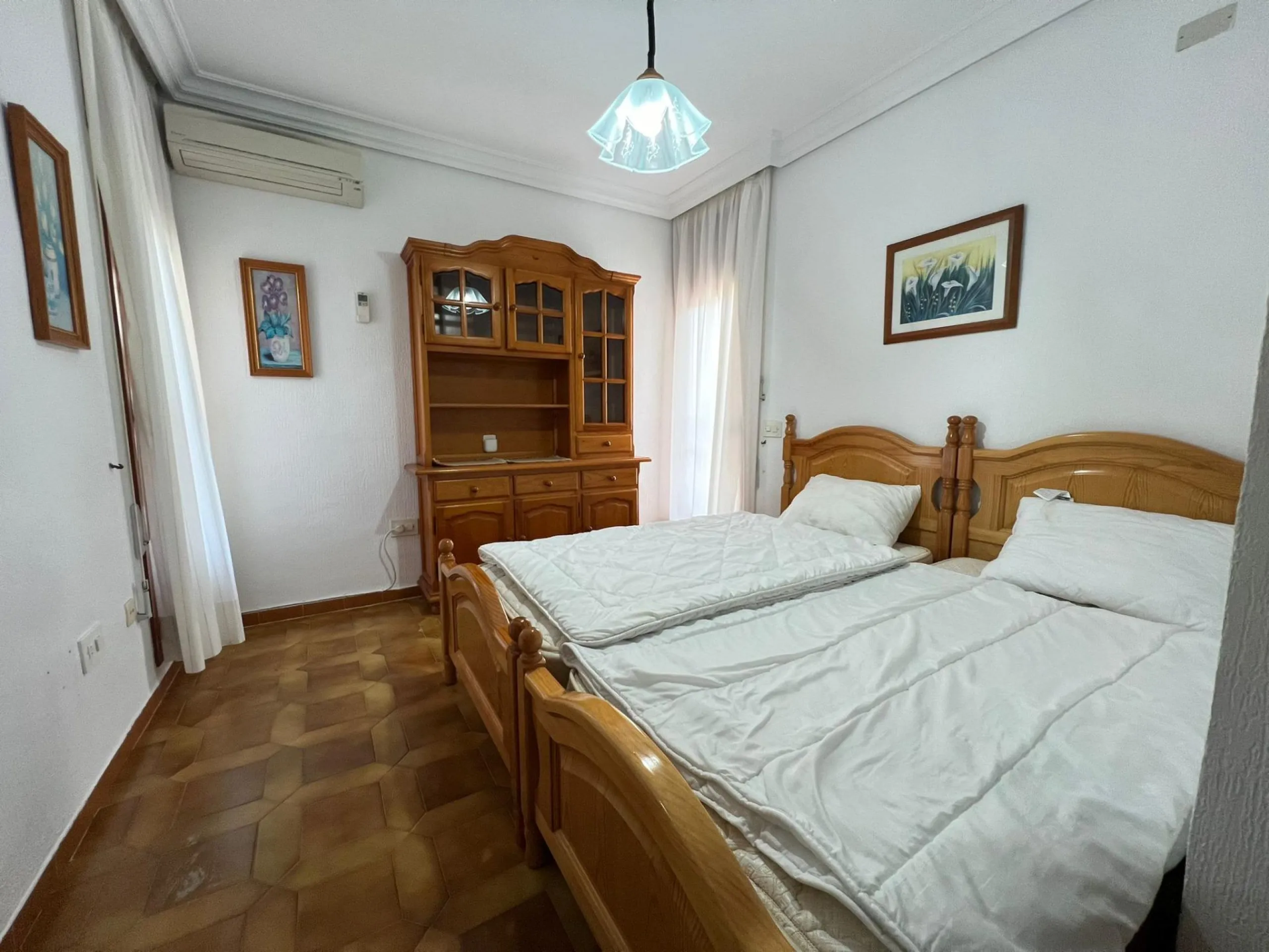 VILLA EN ORIHUELA COSTA A 500 METROS DE LA PLAYA. 4 DORM. 3 BAÑOS. PARCELA 1.145M2.