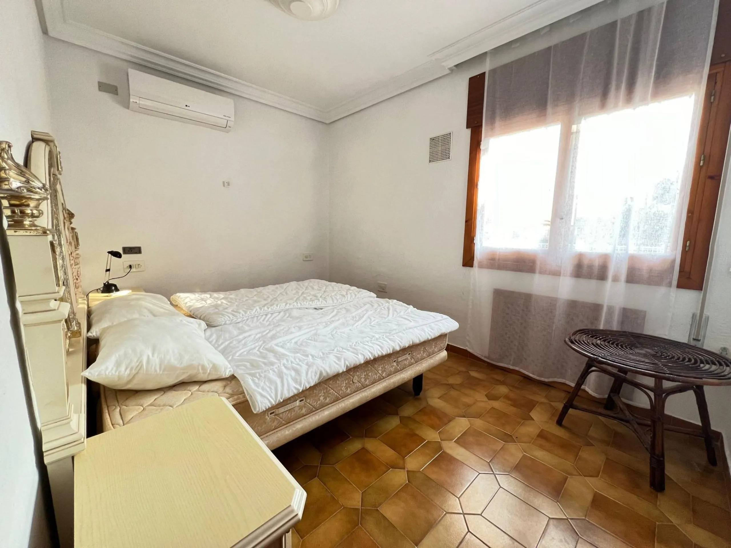 VILLA EN ORIHUELA COSTA A 500 METROS DE LA PLAYA. 4 DORM. 3 BAÑOS. PARCELA 1.145M2.