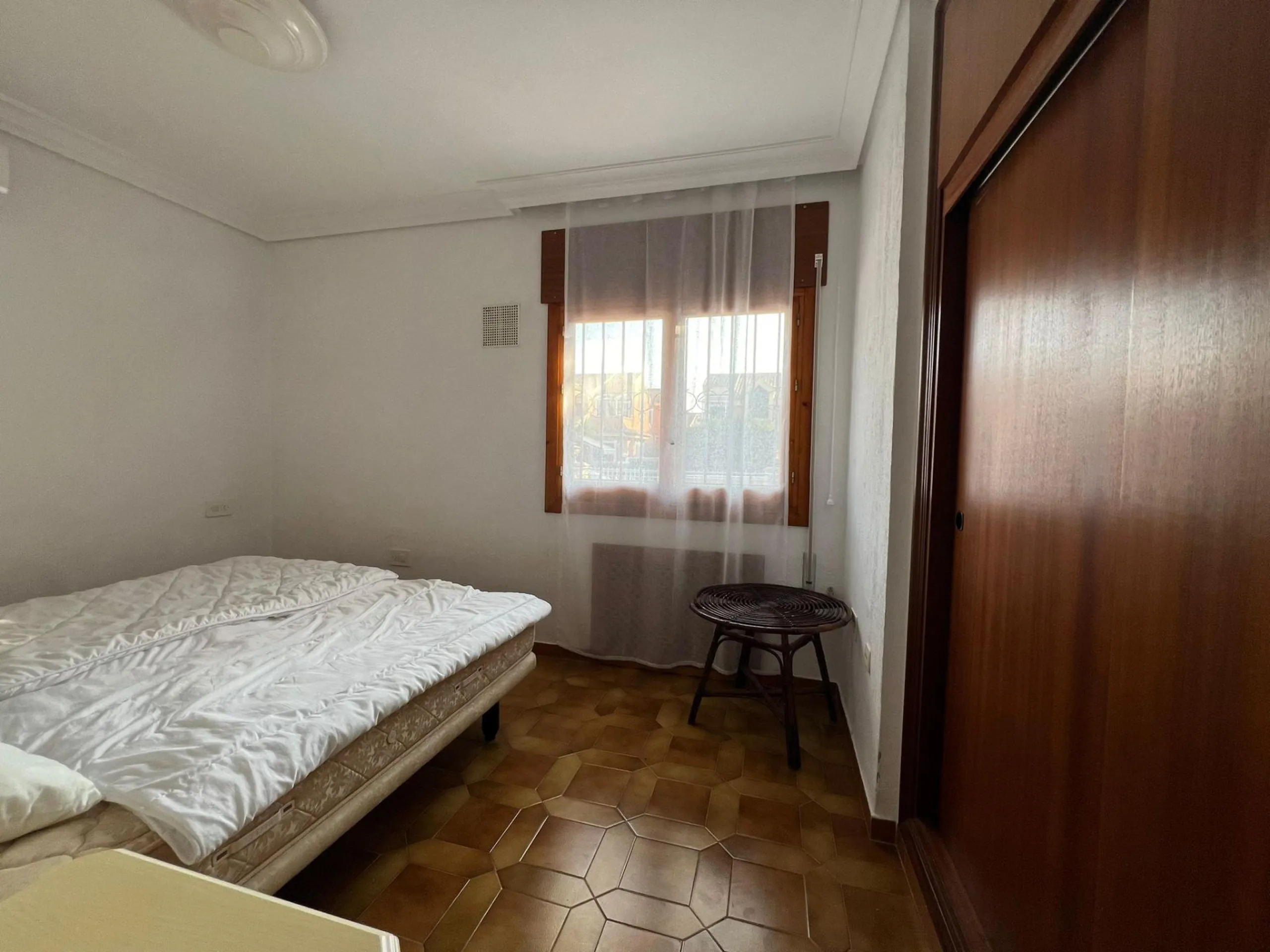 VILLA EN ORIHUELA COSTA A 500 METROS DE LA PLAYA. 4 DORM. 3 BAÑOS. PARCELA 1.145M2.
