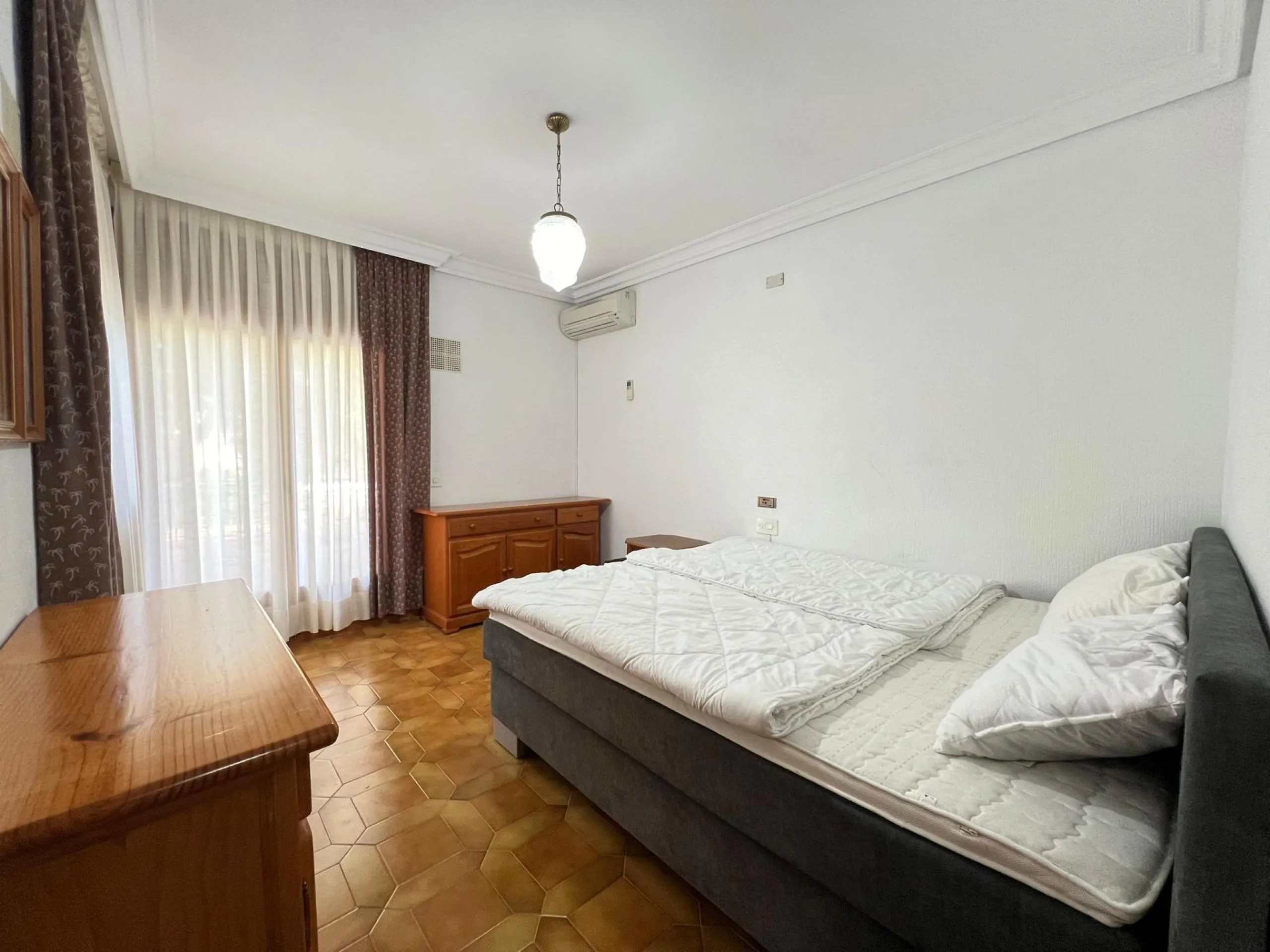 VILLA EN ORIHUELA COSTA A 500 METROS DE LA PLAYA. 4 DORM. 3 BAÑOS. PARCELA 1.145M2.