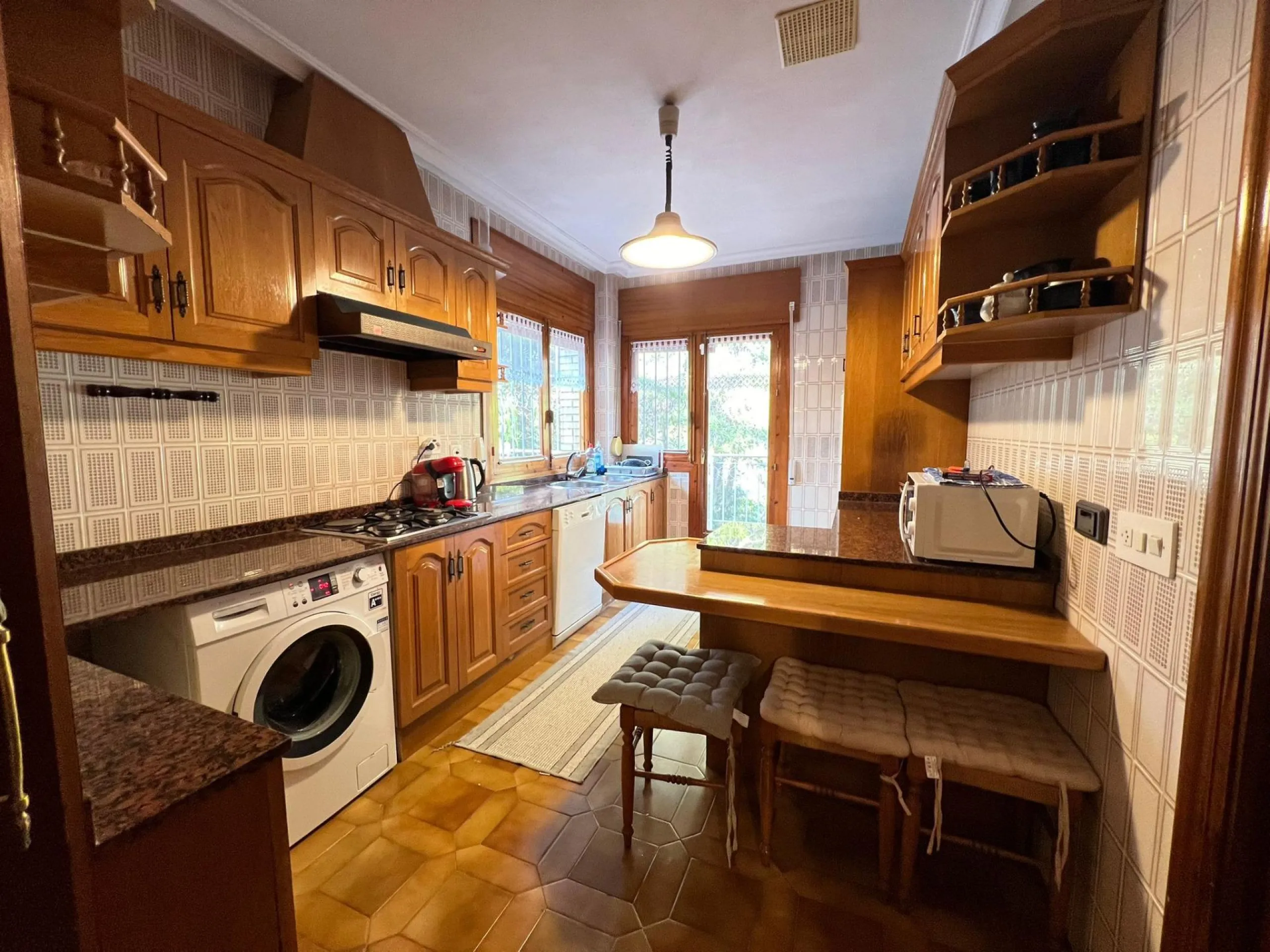 VILLA EN ORIHUELA COSTA A 500 METROS DE LA PLAYA. 4 DORM. 3 BAÑOS. PARCELA 1.145M2.