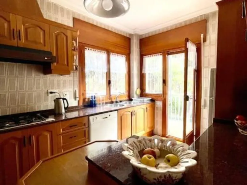 VILLA EN ORIHUELA COSTA A 500 METROS DE LA PLAYA. 4 DORM. 3 BAÑOS. PARCELA 1.145M2.