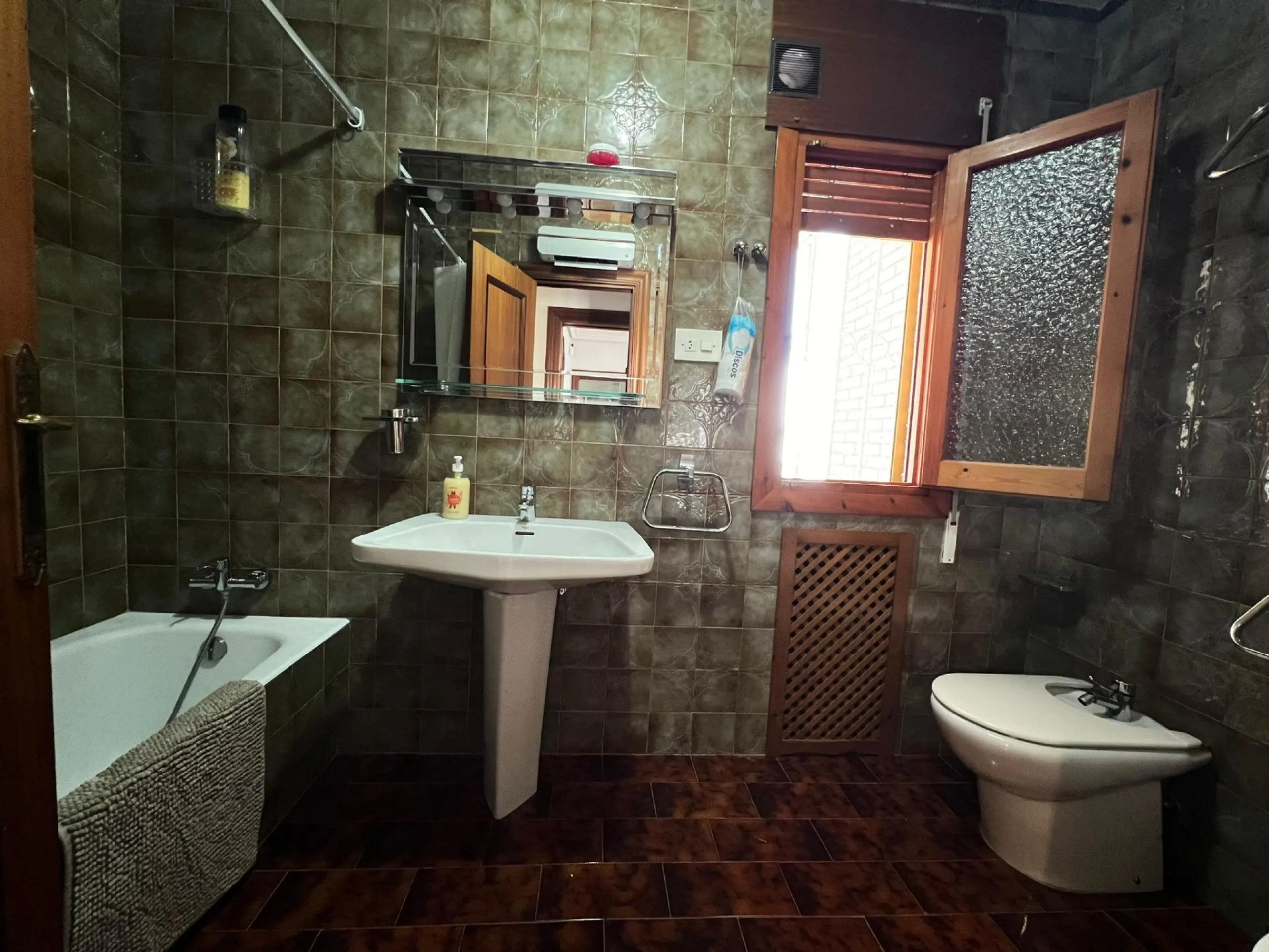 VILLA EN ORIHUELA COSTA A 500 METROS DE LA PLAYA. 4 DORM. 3 BAÑOS. PARCELA 1.145M2.