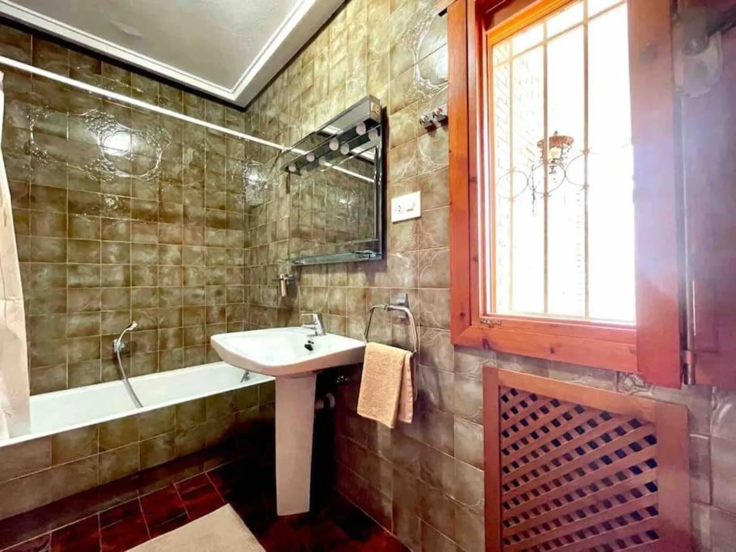 VILLA EN ORIHUELA COSTA A 500 METROS DE LA PLAYA. 4 DORM. 3 BAÑOS. PARCELA 1.145M2.