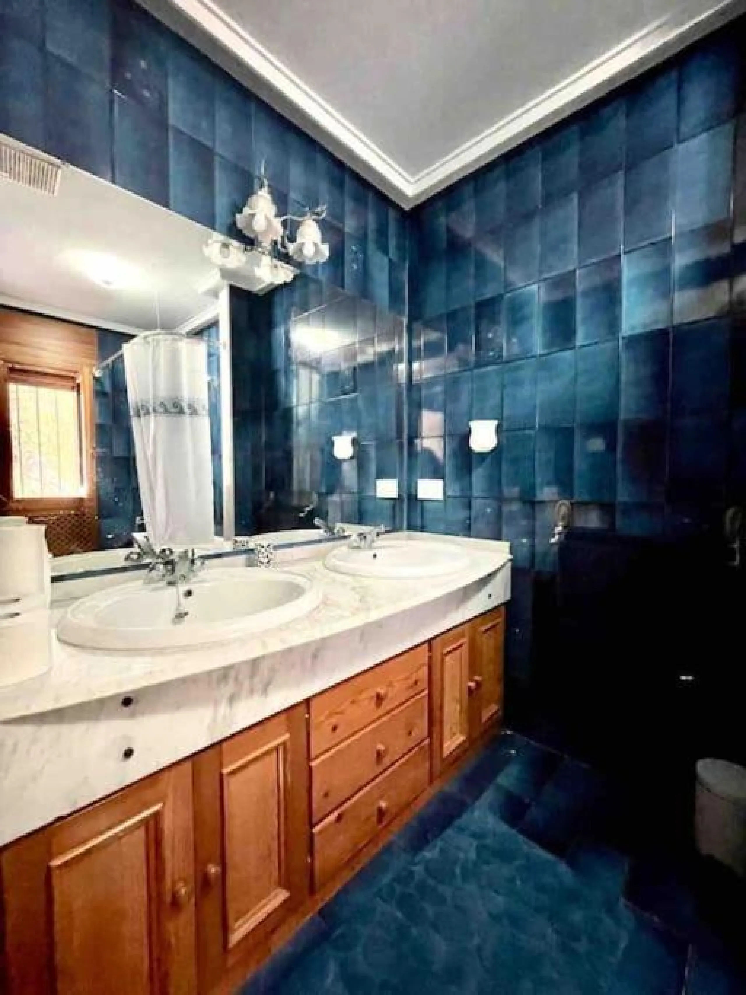 VILLA EN ORIHUELA COSTA A 500 METROS DE LA PLAYA. 4 DORM. 3 BAÑOS. PARCELA 1.145M2.
