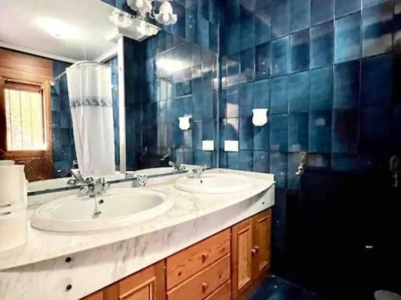 VILLA EN ORIHUELA COSTA A 500 METROS DE LA PLAYA. 4 DORM. 3 BAÑOS. PARCELA 1.145M2.