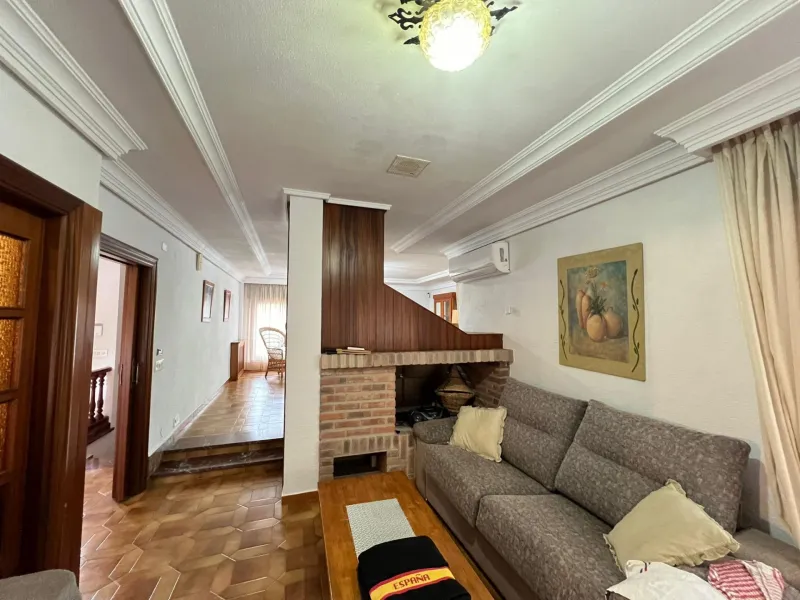VILLA EN ORIHUELA COSTA A 500 METROS DE LA PLAYA. 4 DORM. 3 BAÑOS. PARCELA 1.145M2.