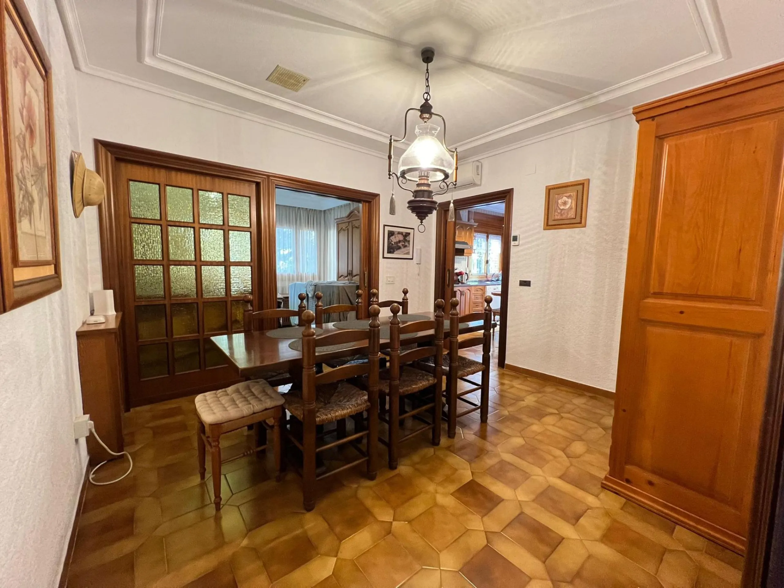 VILLA EN ORIHUELA COSTA A 500 METROS DE LA PLAYA. 4 DORM. 3 BAÑOS. PARCELA 1.145M2.