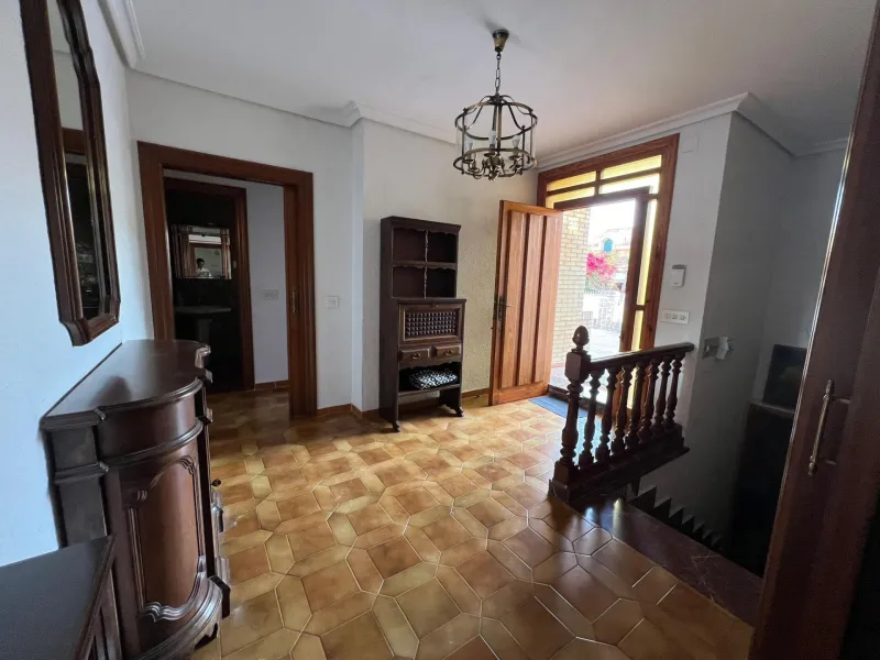 VILLA EN ORIHUELA COSTA A 500 METROS DE LA PLAYA. 4 DORM. 3 BAÑOS. PARCELA 1.145M2.