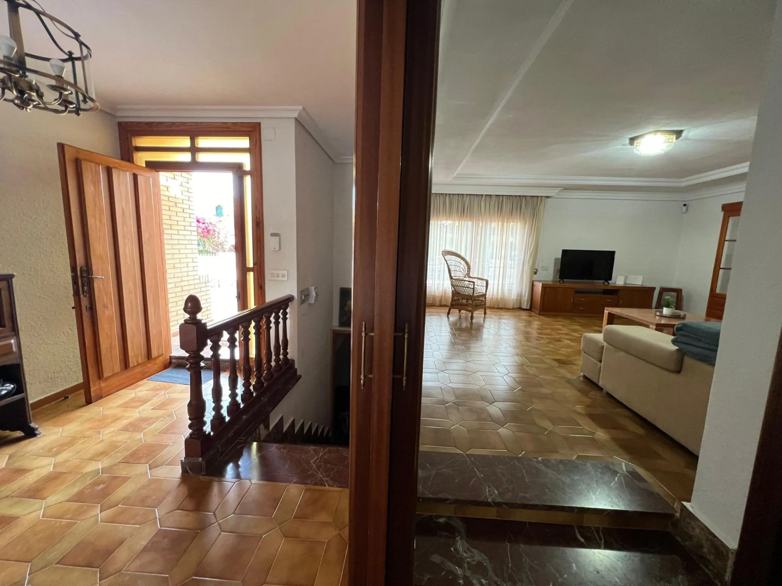 VILLA EN ORIHUELA COSTA A 500 METROS DE LA PLAYA. 4 DORM. 3 BAÑOS. PARCELA 1.145M2.