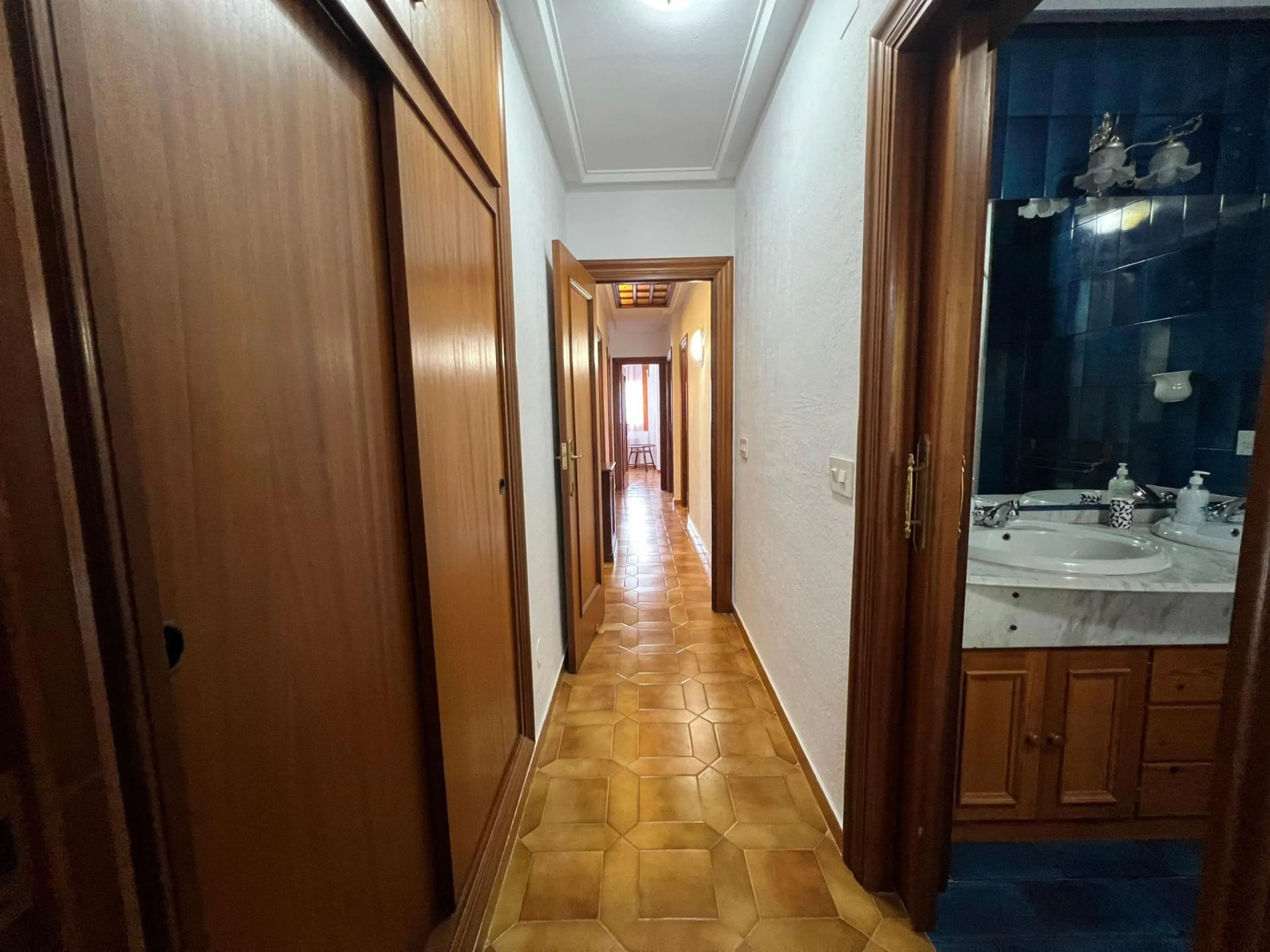 VILLA EN ORIHUELA COSTA A 500 METROS DE LA PLAYA. 4 DORM. 3 BAÑOS. PARCELA 1.145M2.