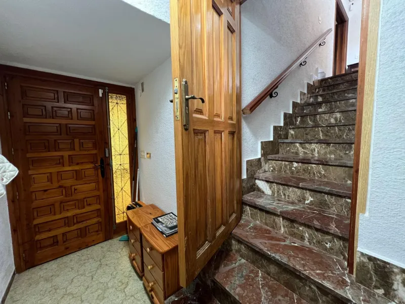 VILLA EN ORIHUELA COSTA A 500 METROS DE LA PLAYA. 4 DORM. 3 BAÑOS. PARCELA 1.145M2.