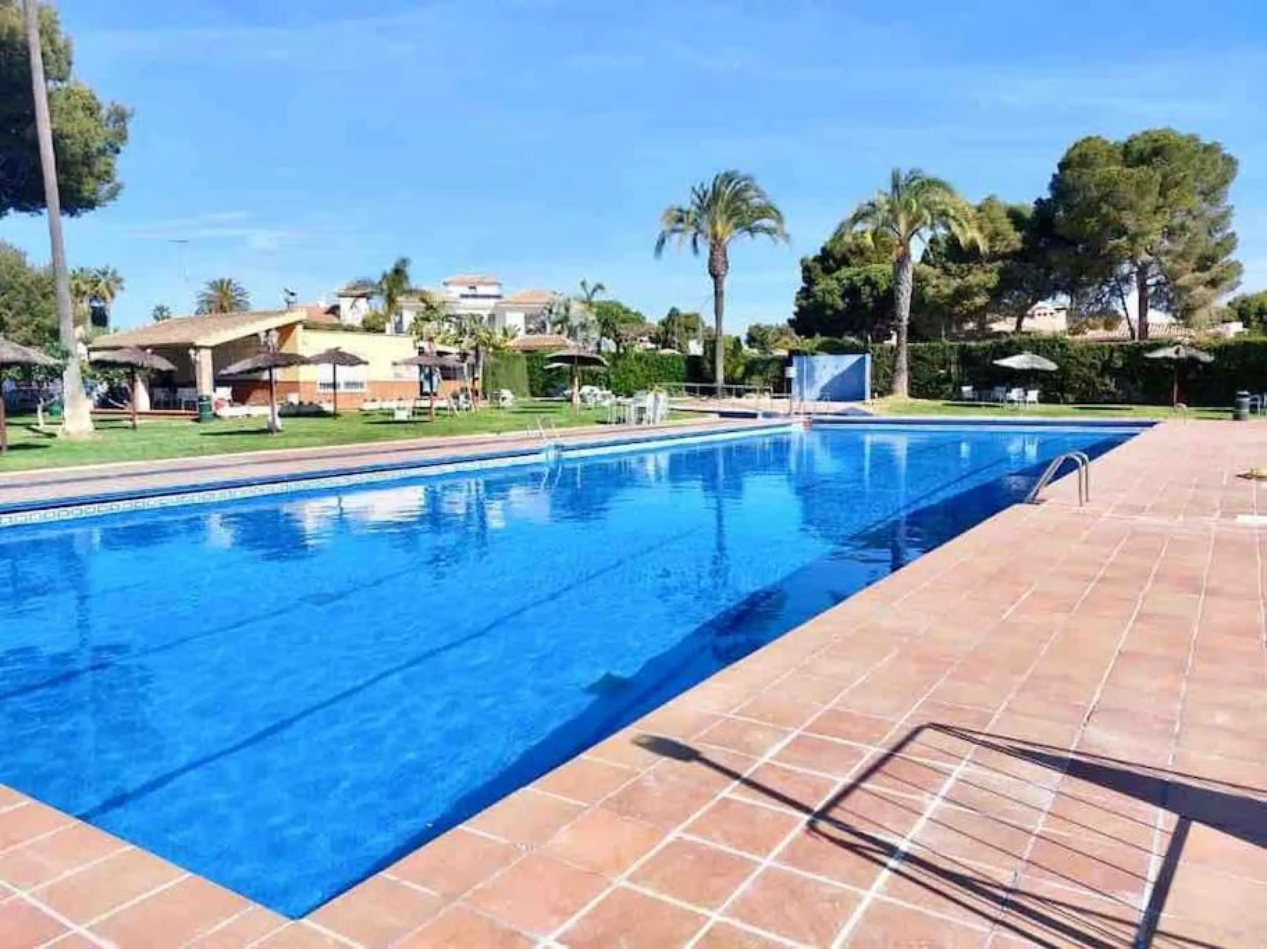 VILLA EN ORIHUELA COSTA A 500 METROS DE LA PLAYA. 4 DORM. 3 BAÑOS. PARCELA 1.145M2.