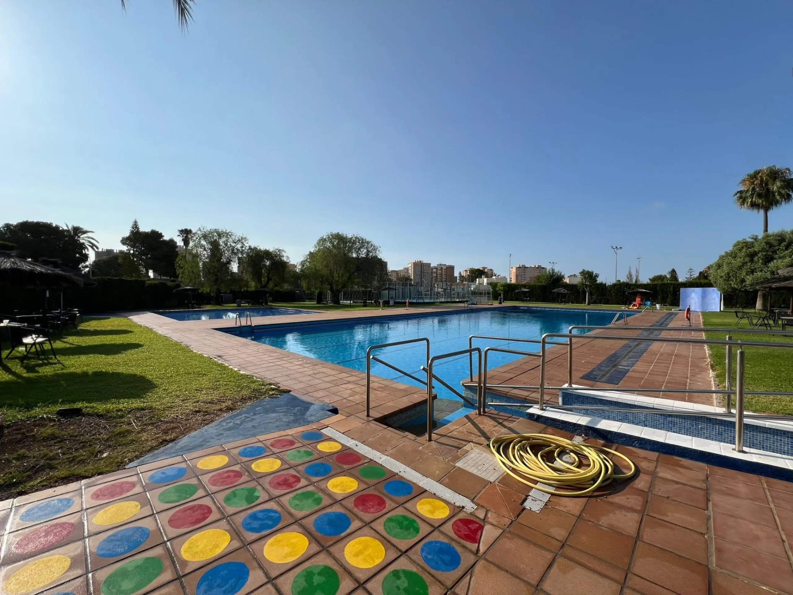 VILLA EN ORIHUELA COSTA A 500 METROS DE LA PLAYA. 4 DORM. 3 BAÑOS. PARCELA 1.145M2.