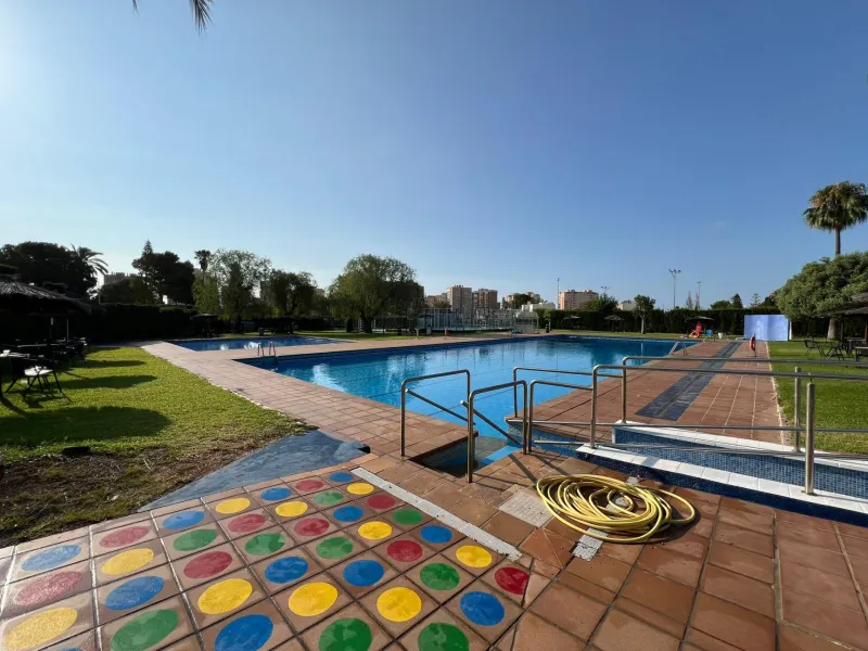 VILLA EN ORIHUELA COSTA A 500 METROS DE LA PLAYA. 4 DORM. 3 BAÑOS. PARCELA 1.145M2.