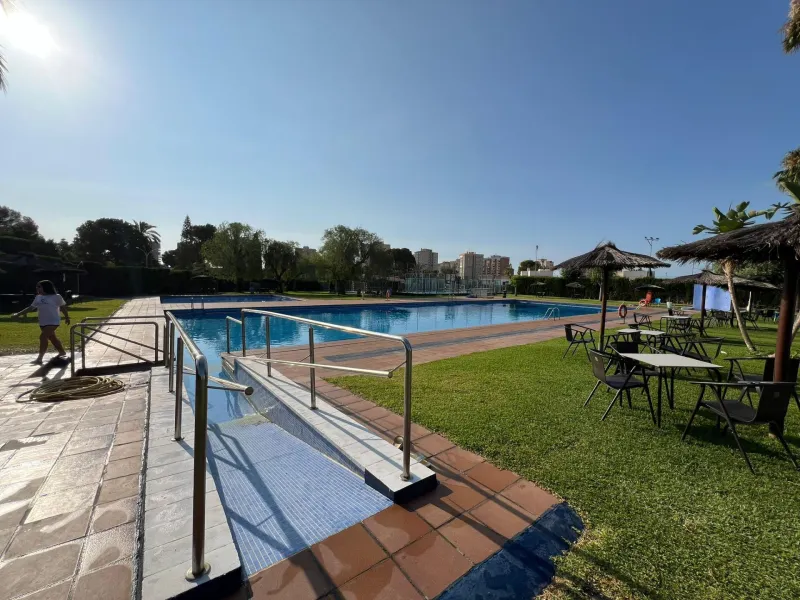 VILLA EN ORIHUELA COSTA A 500 METROS DE LA PLAYA. 4 DORM. 3 BAÑOS. PARCELA 1.145M2.
